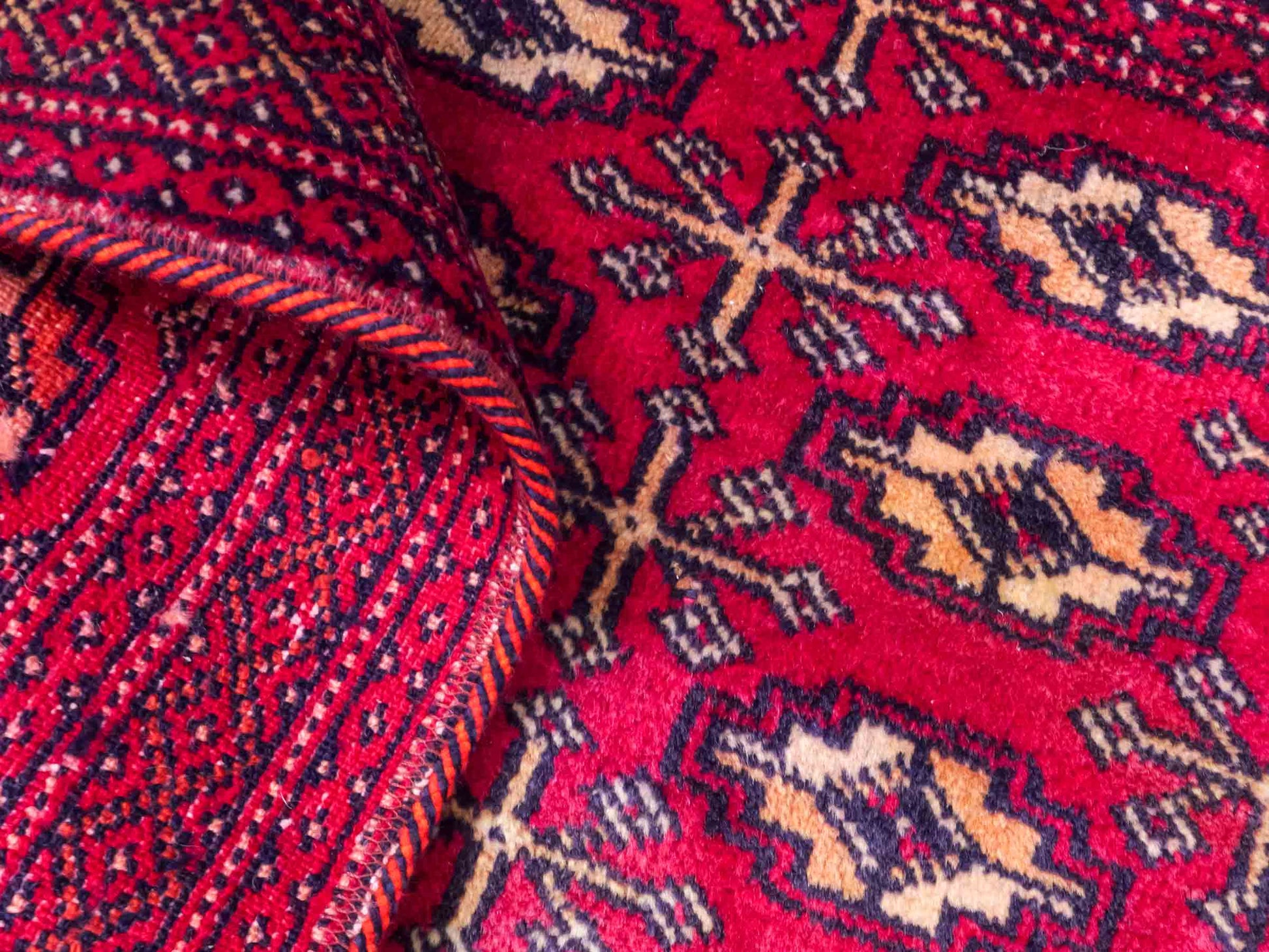 Handgeknüpfter Vintage Turkaman Nomadenteppich von Khademi aus Wolle, rot. Bukhara Allover-Design. Von Hand geknüpft in Iran. Größe: 125 cm x 57 cm. Teppichnummer: DB3-1023. Verkauf durch Jupiter Intl.