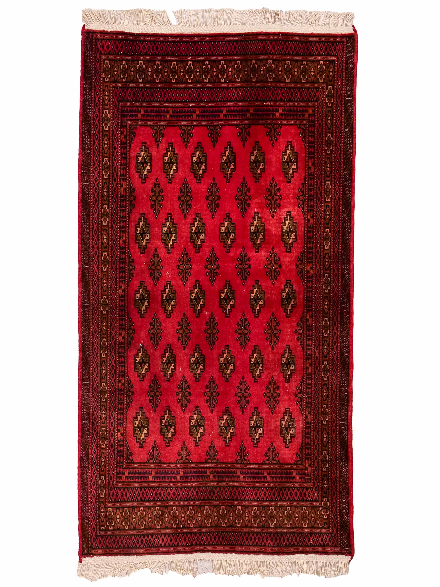 Handgeknüpfter Vintage Turkaman Bukhara Nomadenteppich von Khademi aus Wolle, rot. Bukhara Allover-Design. Von Hand geknüpft in Iran. Größe: 127 cm x 64 cm. Teppichnummer: DB3-1001. Verkauf durch Jupiter Intl.