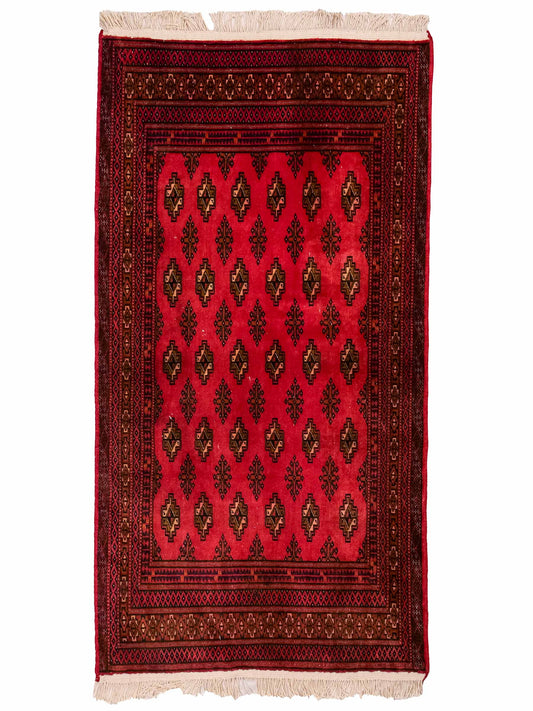 Handgeknüpfter Vintage Turkaman Bukhara Nomadenteppich von Khademi aus Wolle, rot. Bukhara Allover-Design. Von Hand geknüpft in Iran. Größe: 127 cm x 64 cm. Teppichnummer: DB3-1001. Verkauf durch Jupiter Intl.