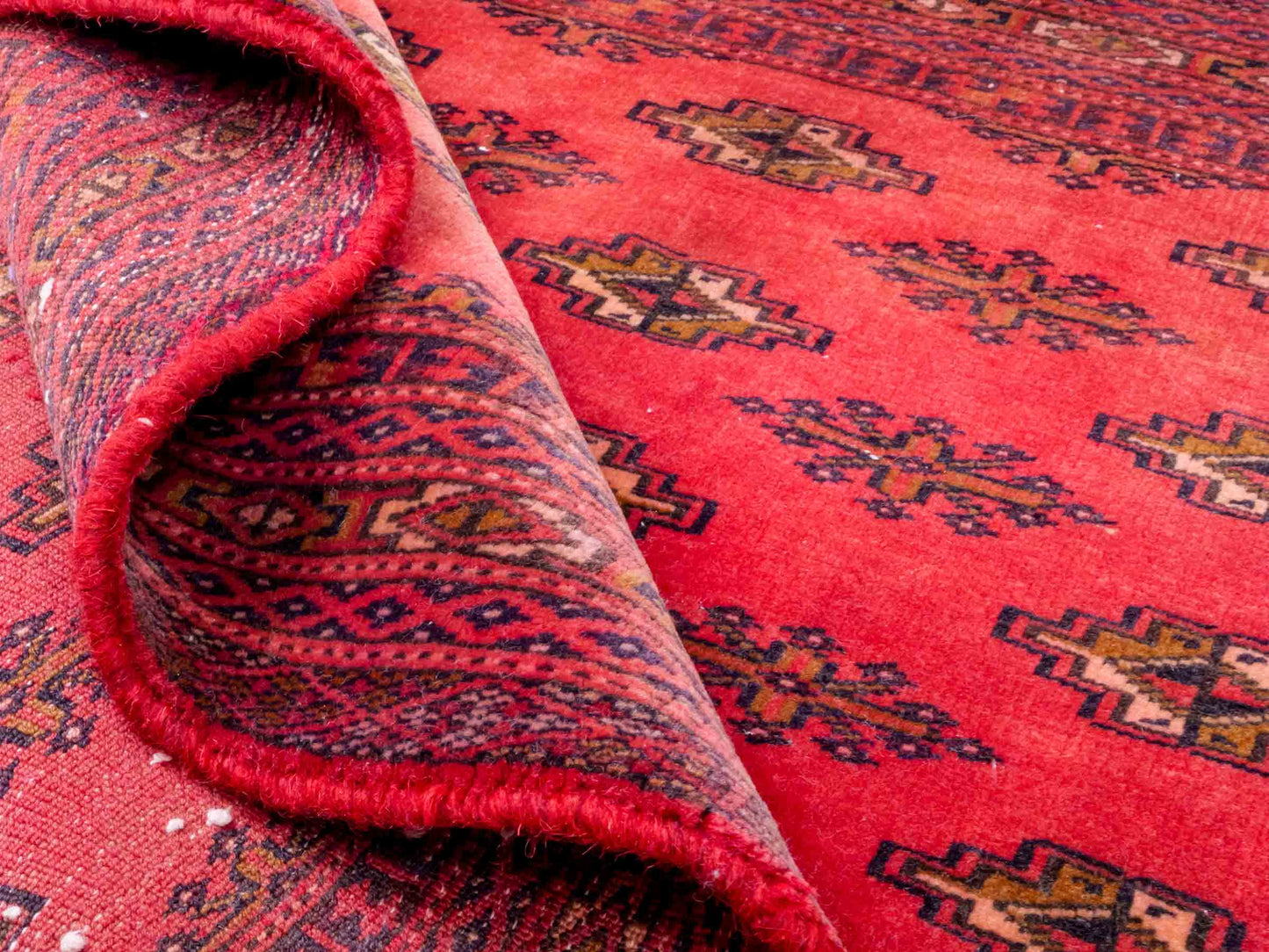 Handgeknüpfter Vintage Turkaman Bukhara Nomadenteppich von Khademi aus Wolle, rot. Bukhara Allover-Design. Von Hand geknüpft in Iran. Größe: 127 cm x 64 cm. Teppichnummer: DB3-1001. Verkauf durch Jupiter Intl.