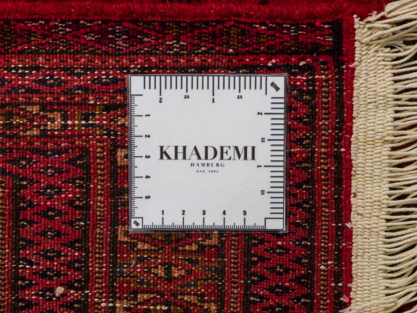 Handgeknüpfter Vintage Turkaman Bukhara Nomadenteppich von Khademi aus Wolle, rot. Bukhara Allover-Design. Von Hand geknüpft in Iran. Größe: 127 cm x 64 cm. Teppichnummer: DB3-1001. Verkauf durch Jupiter Intl.