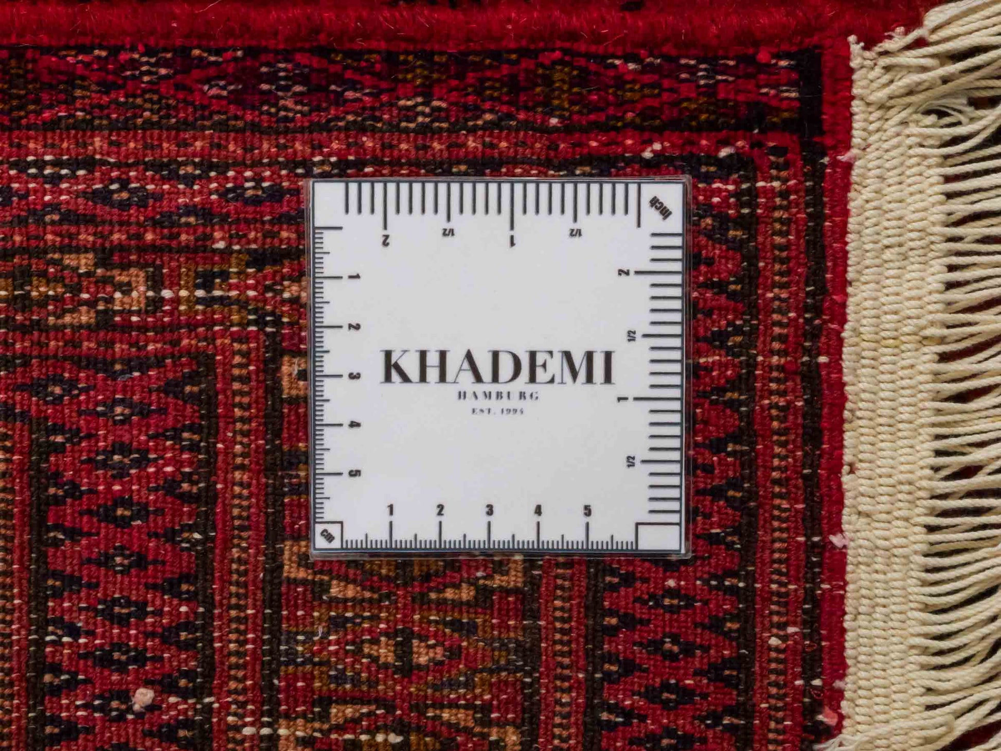 Handgeknüpfter Vintage Turkaman Bukhara Nomadenteppich von Khademi aus Wolle, rot. Bukhara Allover-Design. Von Hand geknüpft in Iran. Größe: 127 cm x 64 cm. Teppichnummer: DB3-1001. Verkauf durch Jupiter Intl.