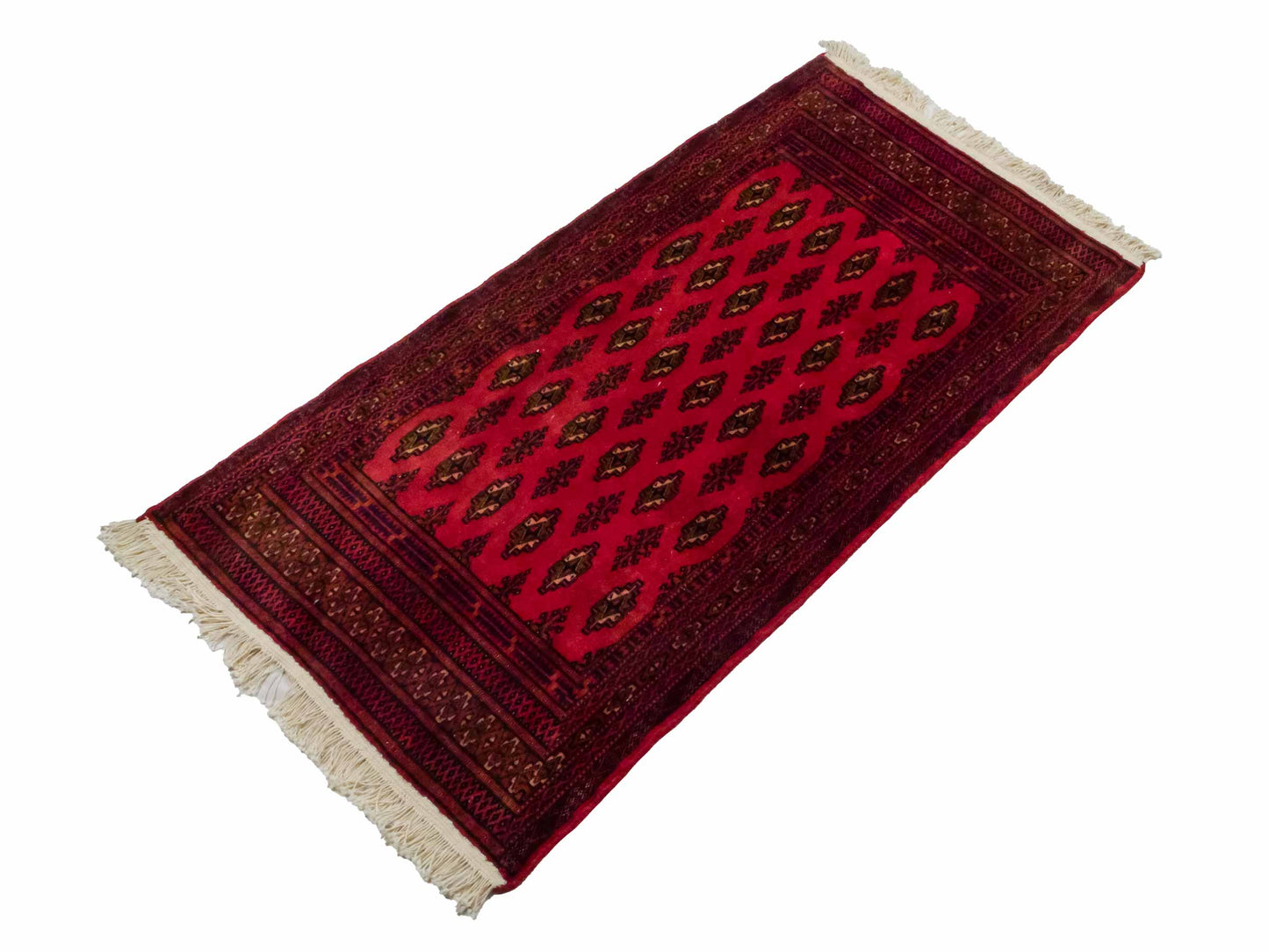 Handgeknüpfter Vintage Turkaman Bukhara Nomadenteppich von Khademi aus Wolle, rot. Bukhara Allover-Design. Von Hand geknüpft in Iran. Größe: 127 cm x 64 cm. Teppichnummer: DB3-1001. Verkauf durch Jupiter Intl.