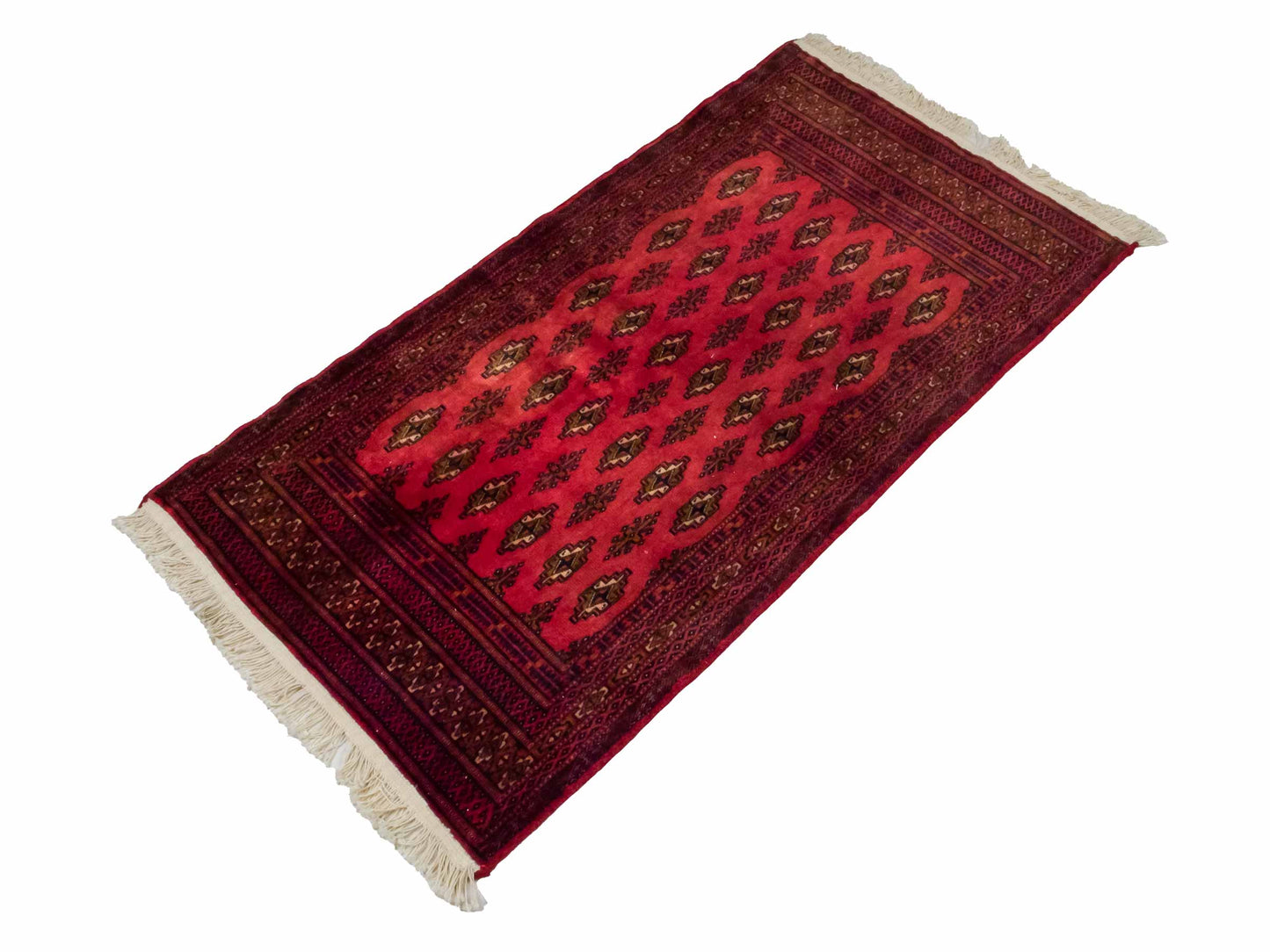 Handgeknüpfter Vintage Turkaman Bukhara Nomadenteppich von Khademi aus Wolle, rot. Bukhara Allover-Design. Von Hand geknüpft in Iran. Größe: 127 cm x 64 cm. Teppichnummer: DB3-1001. Verkauf durch Jupiter Intl.