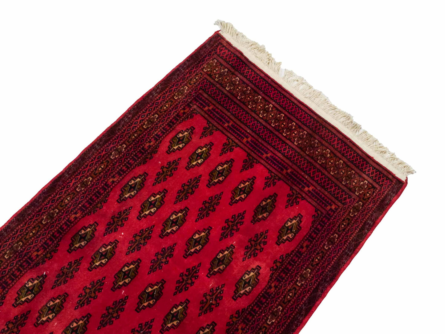 Handgeknüpfter Vintage Turkaman Bukhara Nomadenteppich von Khademi aus Wolle, rot. Bukhara Allover-Design. Von Hand geknüpft in Iran. Größe: 127 cm x 64 cm. Teppichnummer: DB3-1001. Verkauf durch Jupiter Intl.