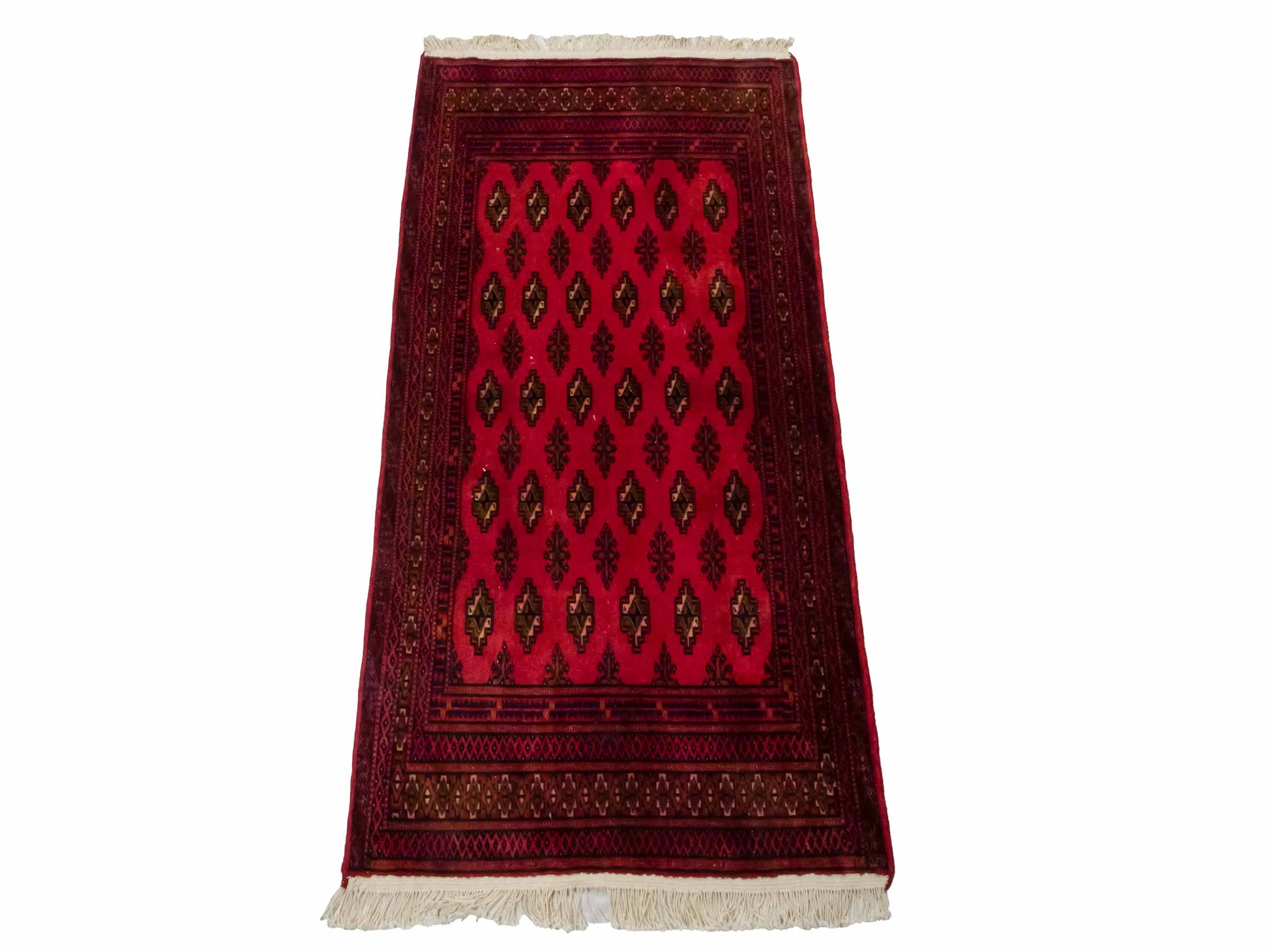 Handgeknüpfter Vintage Turkaman Bukhara Nomadenteppich von Khademi aus Wolle, rot. Bukhara Allover-Design. Von Hand geknüpft in Iran. Größe: 127 cm x 64 cm. Teppichnummer: DB3-1001. Verkauf durch Jupiter Intl.