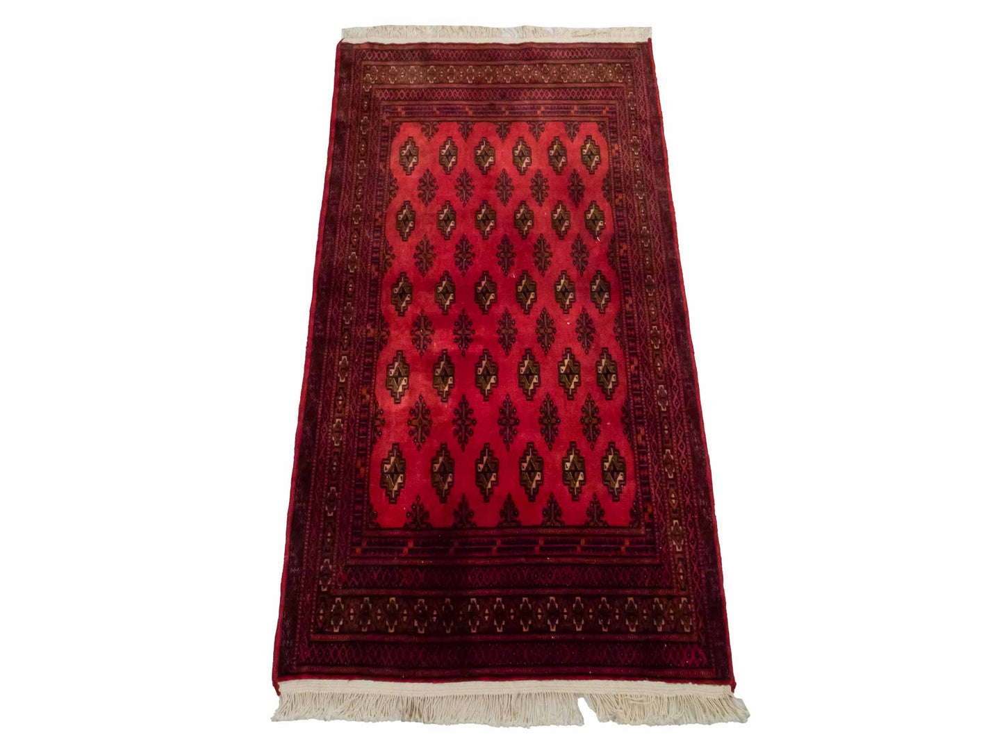 Handgeknüpfter Vintage Turkaman Bukhara Nomadenteppich von Khademi aus Wolle, rot. Bukhara Allover-Design. Von Hand geknüpft in Iran. Größe: 127 cm x 64 cm. Teppichnummer: DB3-1001. Verkauf durch Jupiter Intl.