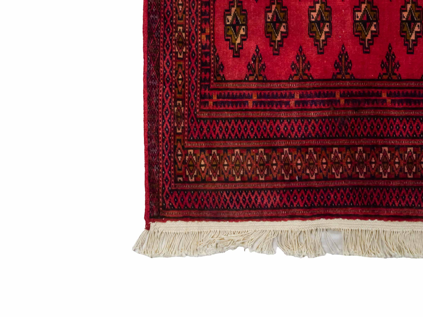 Handgeknüpfter Vintage Turkaman Bukhara Nomadenteppich von Khademi aus Wolle, rot. Bukhara Allover-Design. Von Hand geknüpft in Iran. Größe: 127 cm x 64 cm. Teppichnummer: DB3-1001. Verkauf durch Jupiter Intl.