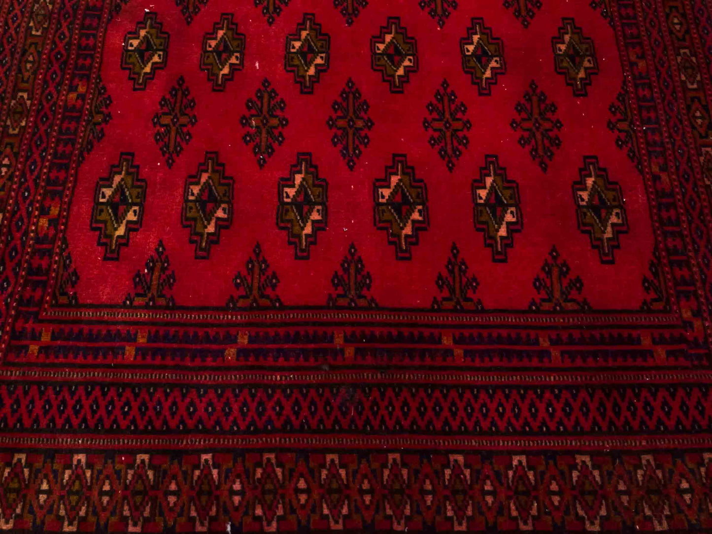 Handgeknüpfter Vintage Turkaman Bukhara Nomadenteppich von Khademi aus Wolle, rot. Bukhara Allover-Design. Von Hand geknüpft in Iran. Größe: 127 cm x 64 cm. Teppichnummer: DB3-1001. Verkauf durch Jupiter Intl.