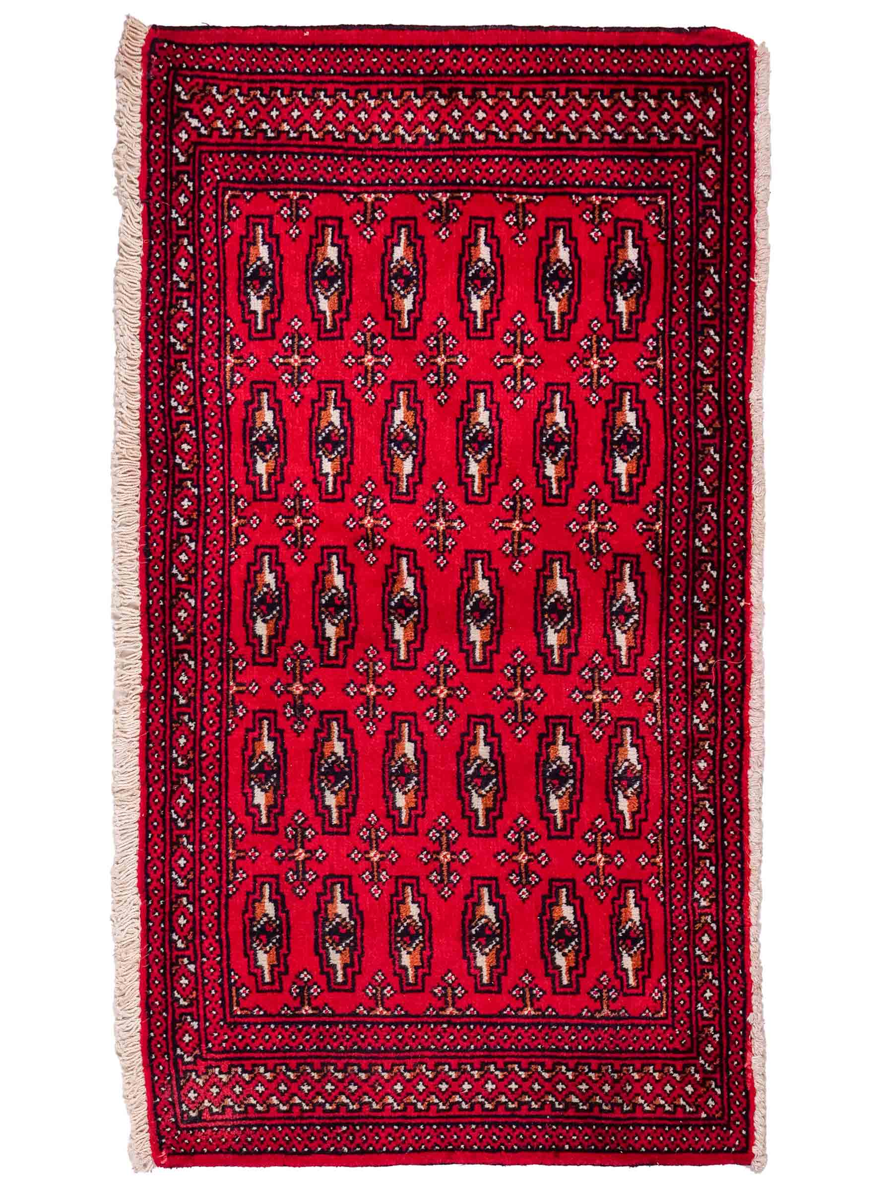 Handgeknüpfter Turkaman Nomadenteppich von Khademi aus Wolle, rot. Bukhara Allover-Design. Von Hand geknüpft in Iran. Größe: 128 cm x 69 cm. Teppichnummer: DB3-1008. Verkauf durch Jupiter Intl.