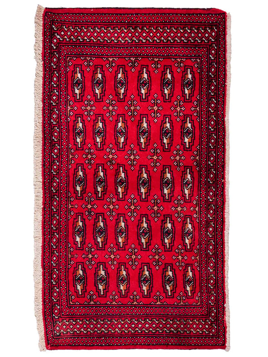 Handgeknüpfter Turkaman Nomadenteppich von Khademi aus Wolle, rot. Bukhara Allover-Design. Von Hand geknüpft in Iran. Größe: 128 cm x 69 cm. Teppichnummer: DB3-1008. Verkauf durch Jupiter Intl.