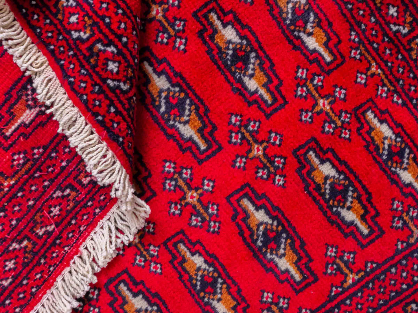 Handgeknüpfter Turkaman Nomadenteppich von Khademi aus Wolle, rot. Bukhara Allover-Design. Von Hand geknüpft in Iran. Größe: 128 cm x 69 cm. Teppichnummer: DB3-1008. Verkauf durch Jupiter Intl.