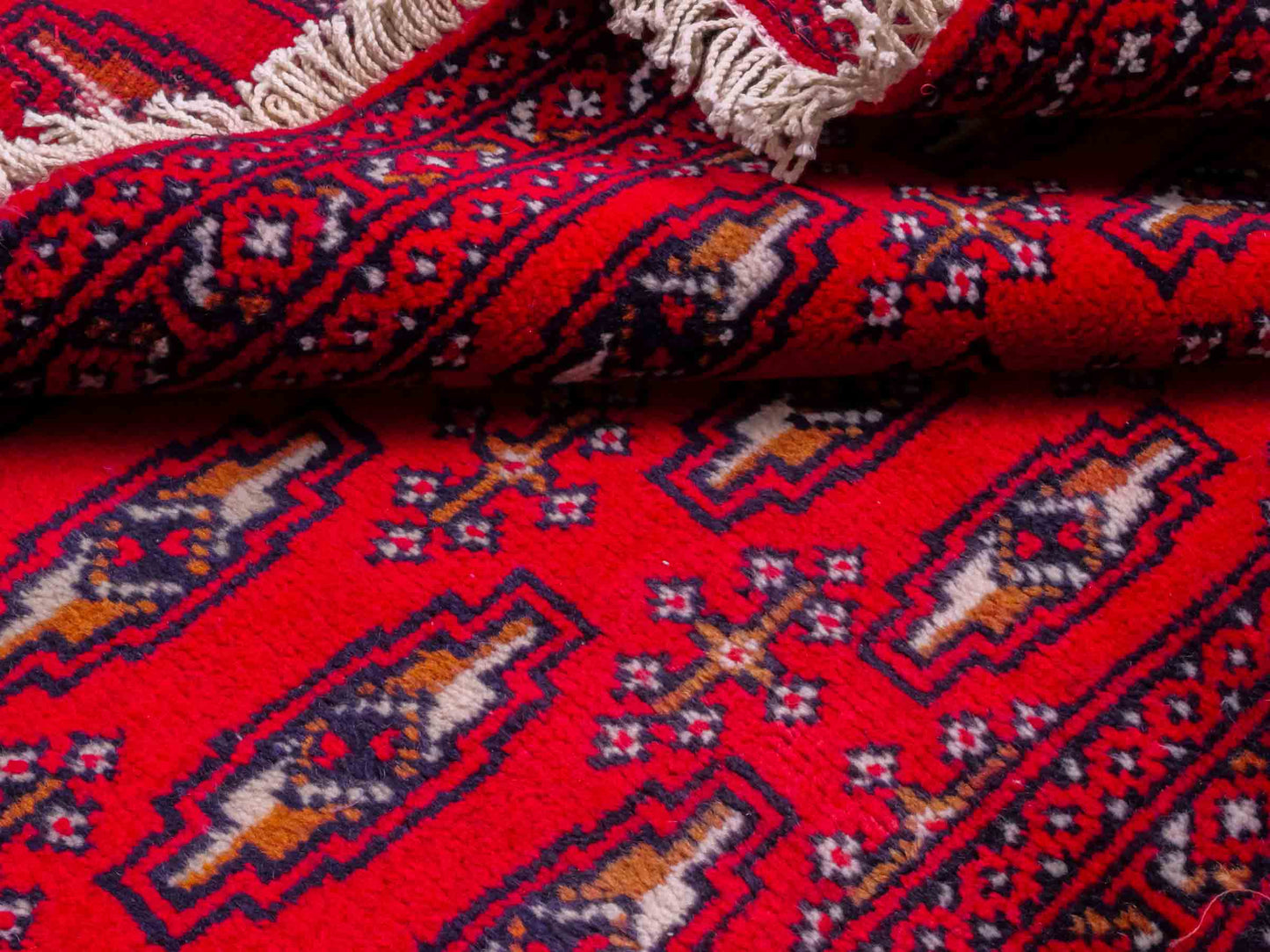 Handgeknüpfter Turkaman Nomadenteppich von Khademi aus Wolle, rot. Bukhara Allover-Design. Von Hand geknüpft in Iran. Größe: 128 cm x 69 cm. Teppichnummer: DB3-1008. Verkauf durch Jupiter Intl.