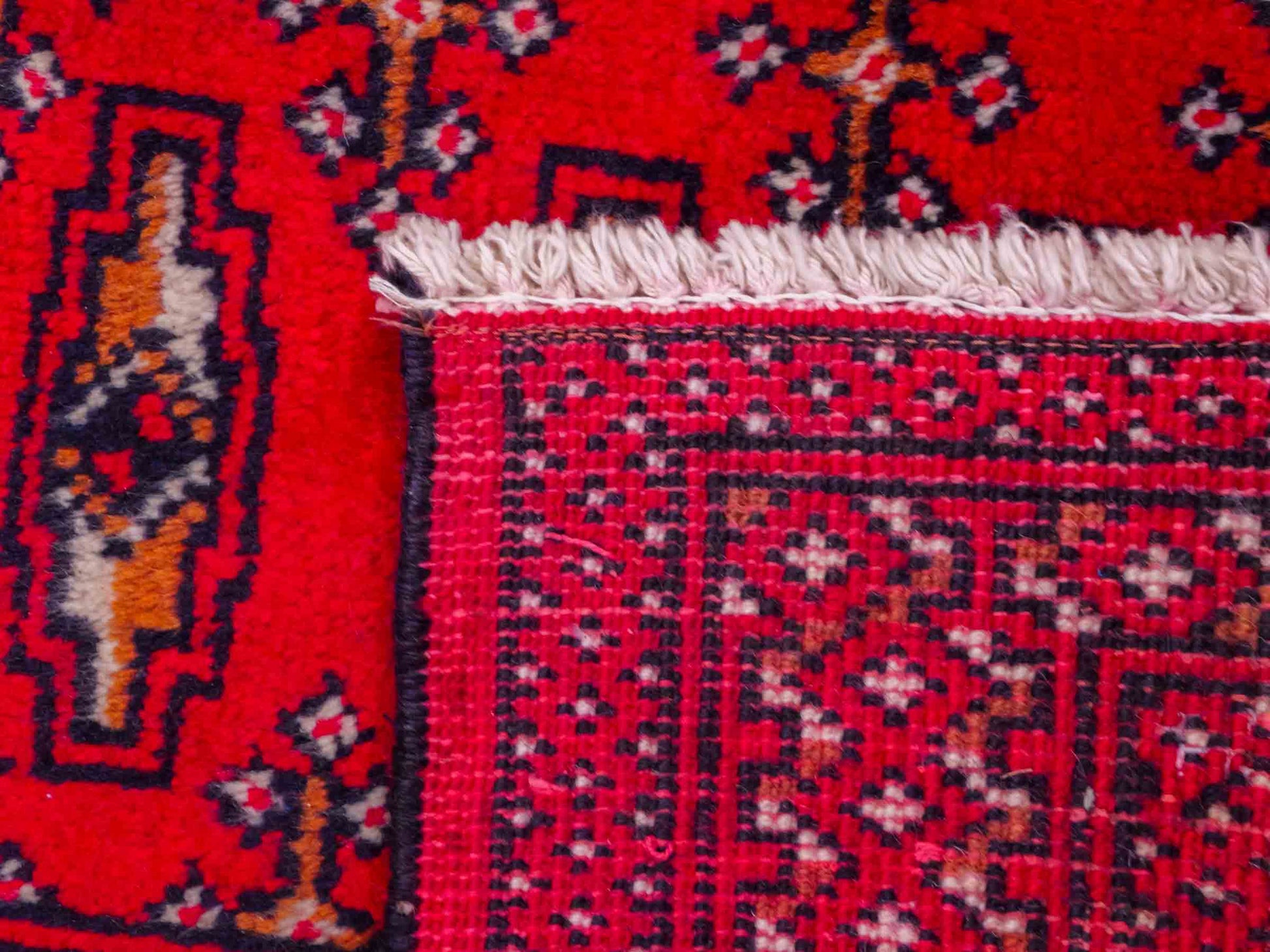 Handgeknüpfter Turkaman Nomadenteppich von Khademi aus Wolle, rot. Bukhara Allover-Design. Von Hand geknüpft in Iran. Größe: 128 cm x 69 cm. Teppichnummer: DB3-1008. Verkauf durch Jupiter Intl.
