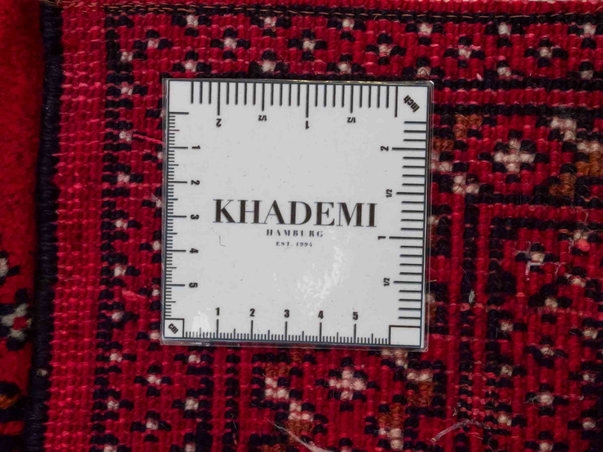 Handgeknüpfter Turkaman Nomadenteppich von Khademi aus Wolle, rot. Bukhara Allover-Design. Von Hand geknüpft in Iran. Größe: 128 cm x 69 cm. Teppichnummer: DB3-1008. Verkauf durch Jupiter Intl.