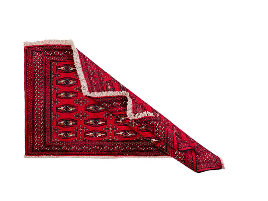 Handgeknüpfter Turkaman Nomadenteppich von Khademi aus Wolle, rot. Bukhara Allover-Design. Von Hand geknüpft in Iran. Größe: 128 cm x 69 cm. Teppichnummer: DB3-1008. Verkauf durch Jupiter Intl.
