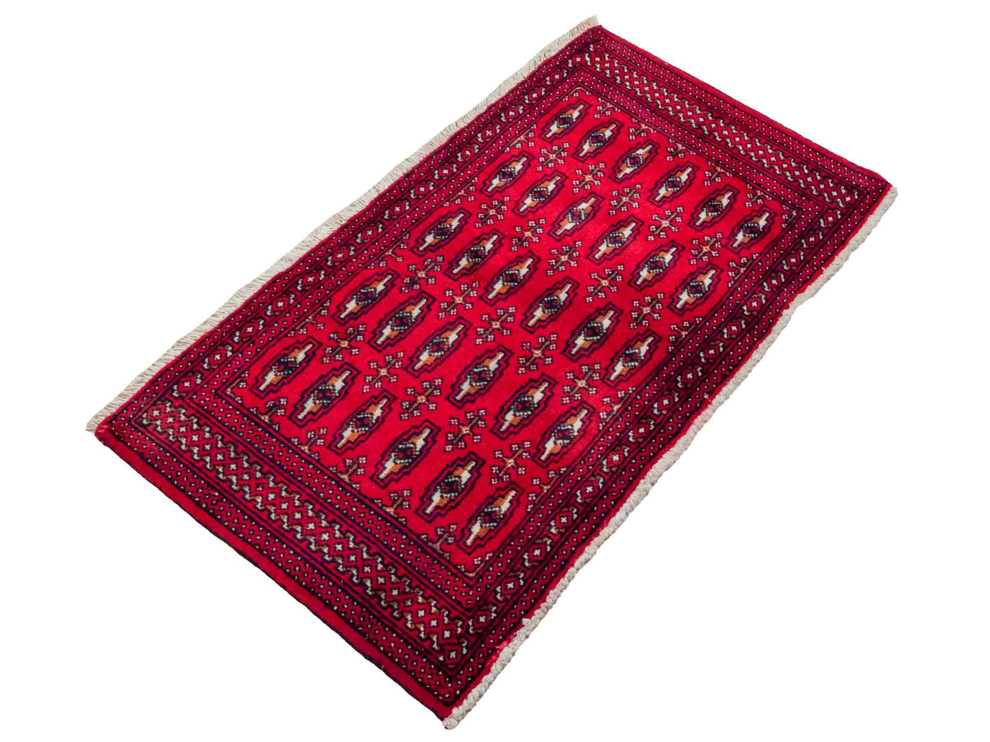 Handgeknüpfter Turkaman Nomadenteppich von Khademi aus Wolle, rot. Bukhara Allover-Design. Von Hand geknüpft in Iran. Größe: 128 cm x 69 cm. Teppichnummer: DB3-1008. Verkauf durch Jupiter Intl.