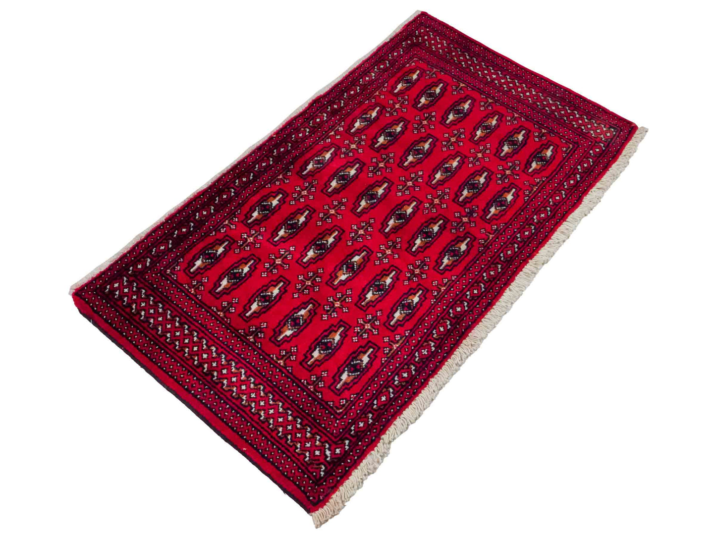 Handgeknüpfter Turkaman Nomadenteppich von Khademi aus Wolle, rot. Bukhara Allover-Design. Von Hand geknüpft in Iran. Größe: 128 cm x 69 cm. Teppichnummer: DB3-1008. Verkauf durch Jupiter Intl.