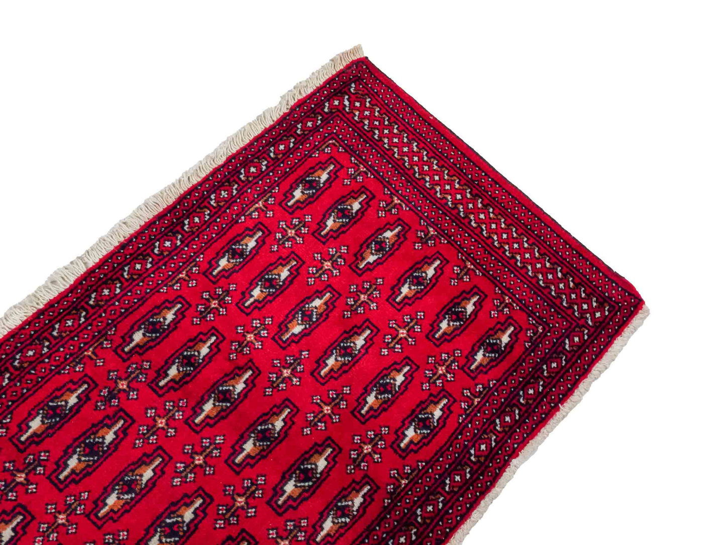 Handgeknüpfter Turkaman Nomadenteppich von Khademi aus Wolle, rot. Bukhara Allover-Design. Von Hand geknüpft in Iran. Größe: 128 cm x 69 cm. Teppichnummer: DB3-1008. Verkauf durch Jupiter Intl.