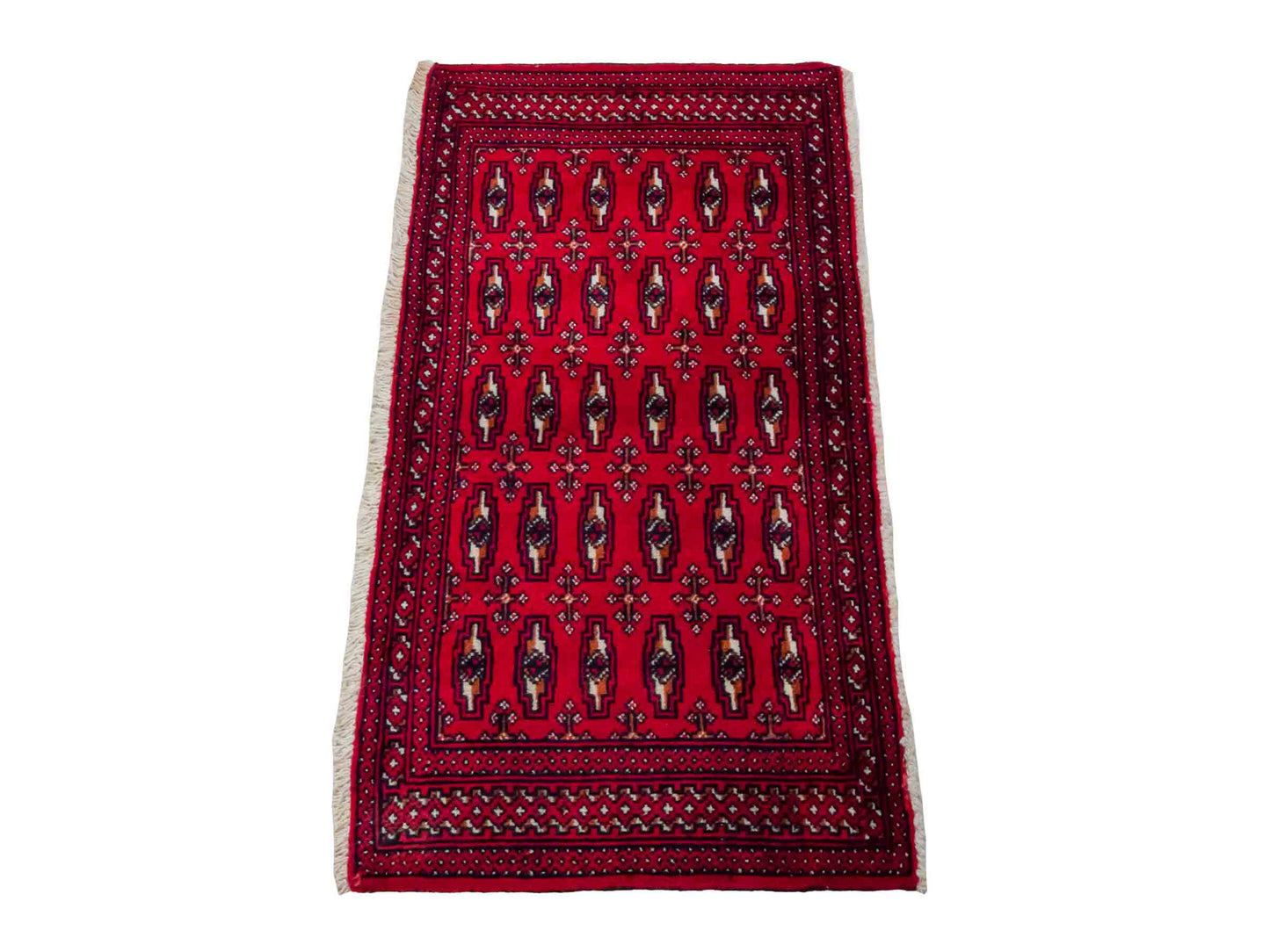 Handgeknüpfter Turkaman Nomadenteppich von Khademi aus Wolle, rot. Bukhara Allover-Design. Von Hand geknüpft in Iran. Größe: 128 cm x 69 cm. Teppichnummer: DB3-1008. Verkauf durch Jupiter Intl.