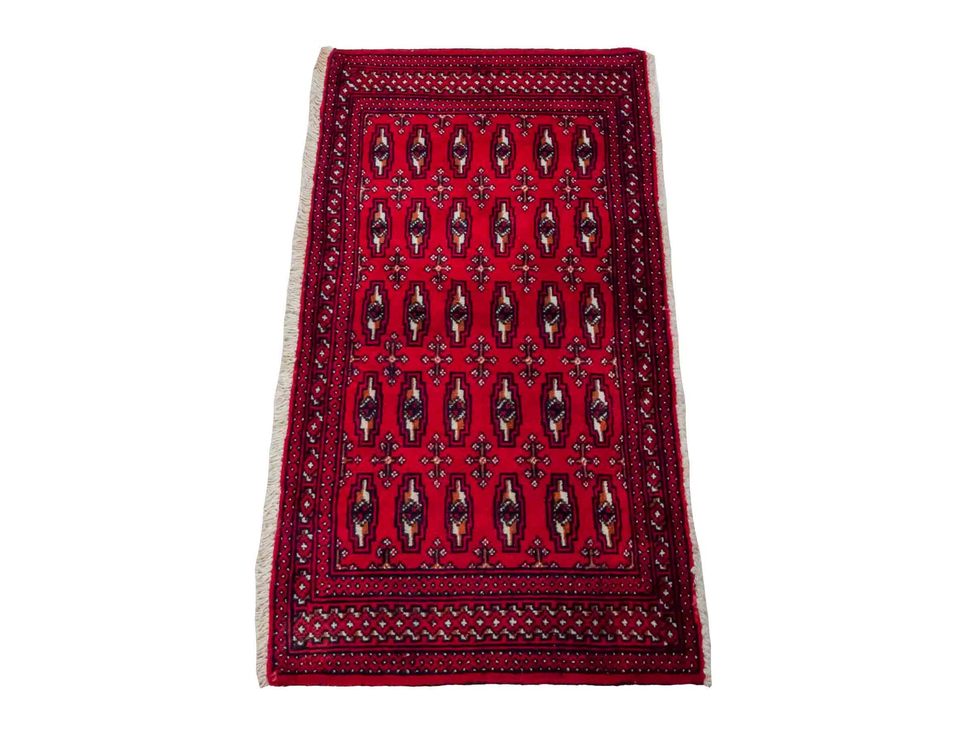 Handgeknüpfter Turkaman Nomadenteppich von Khademi aus Wolle, rot. Bukhara Allover-Design. Von Hand geknüpft in Iran. Größe: 128 cm x 69 cm. Teppichnummer: DB3-1008. Verkauf durch Jupiter Intl.