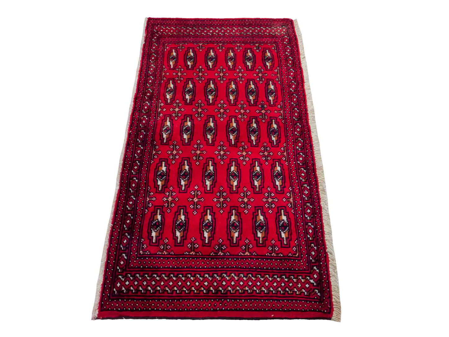 Handgeknüpfter Turkaman Nomadenteppich von Khademi aus Wolle, rot. Bukhara Allover-Design. Von Hand geknüpft in Iran. Größe: 128 cm x 69 cm. Teppichnummer: DB3-1008. Verkauf durch Jupiter Intl.