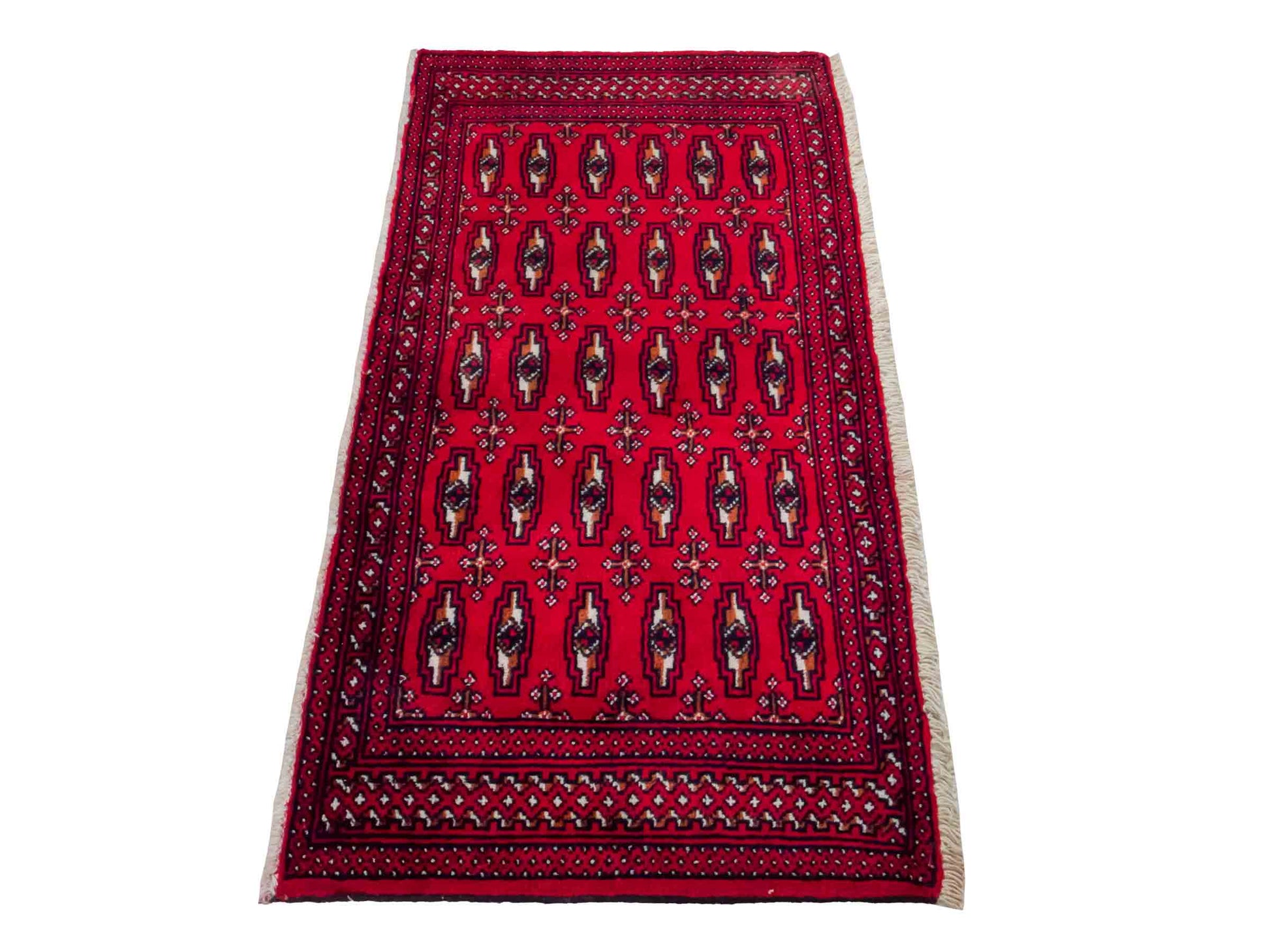 Handgeknüpfter Turkaman Nomadenteppich von Khademi aus Wolle, rot. Bukhara Allover-Design. Von Hand geknüpft in Iran. Größe: 128 cm x 69 cm. Teppichnummer: DB3-1008. Verkauf durch Jupiter Intl.