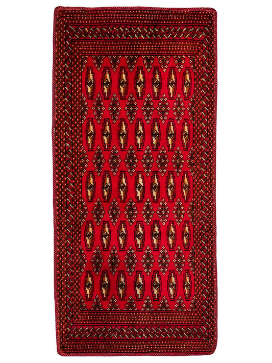 Handgeknüpfter Vintage Turkaman Nomadenteppich von Khademi aus Wolle, rot. Bukhara Allover-Design. Von Hand geknüpft in Iran. Größe: 130 cm x 60 cm. Teppichnummer: DB3-1025. Verkauf durch Jupiter Intl.