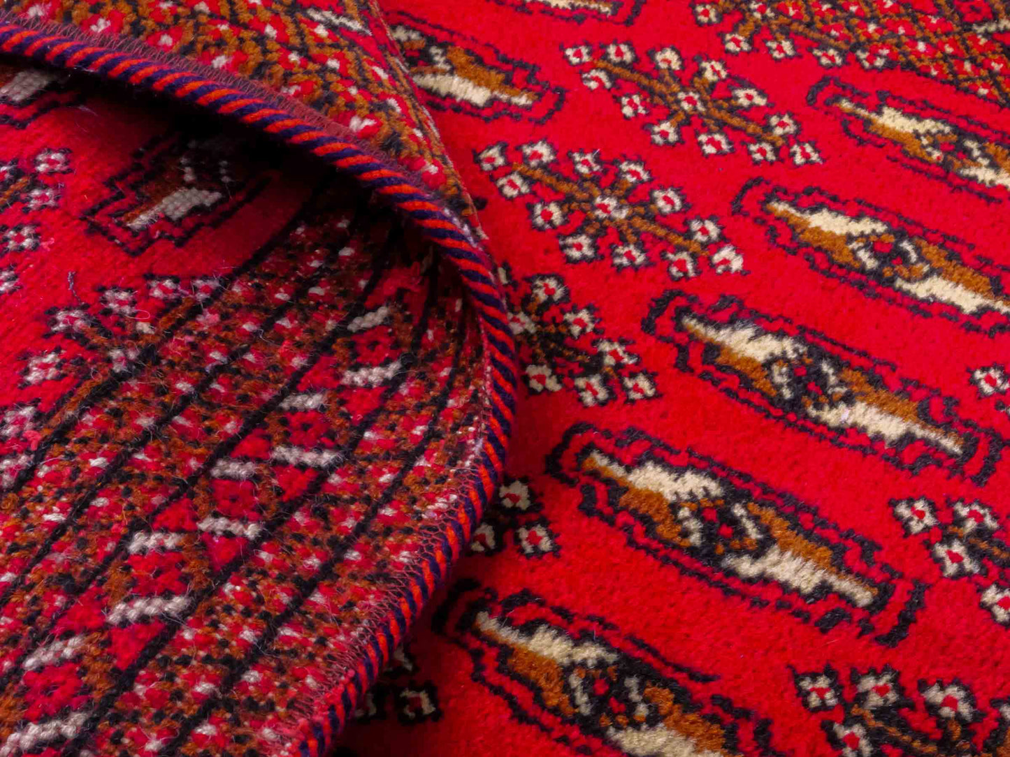 Handgeknüpfter Vintage Turkaman Nomadenteppich von Khademi aus Wolle, rot. Bukhara Allover-Design. Von Hand geknüpft in Iran. Größe: 130 cm x 60 cm. Teppichnummer: DB3-1025. Verkauf durch Jupiter Intl.