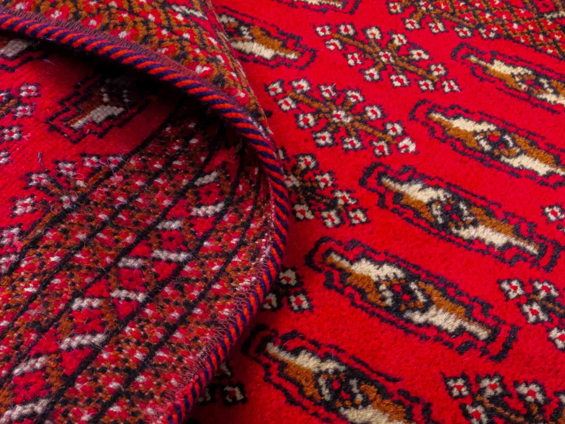 Handgeknüpfter Vintage Turkaman Nomadenteppich von Khademi aus Wolle, rot. Bukhara Allover-Design. Von Hand geknüpft in Iran. Größe: 130 cm x 60 cm. Teppichnummer: DB3-1025. Verkauf durch Jupiter Intl.