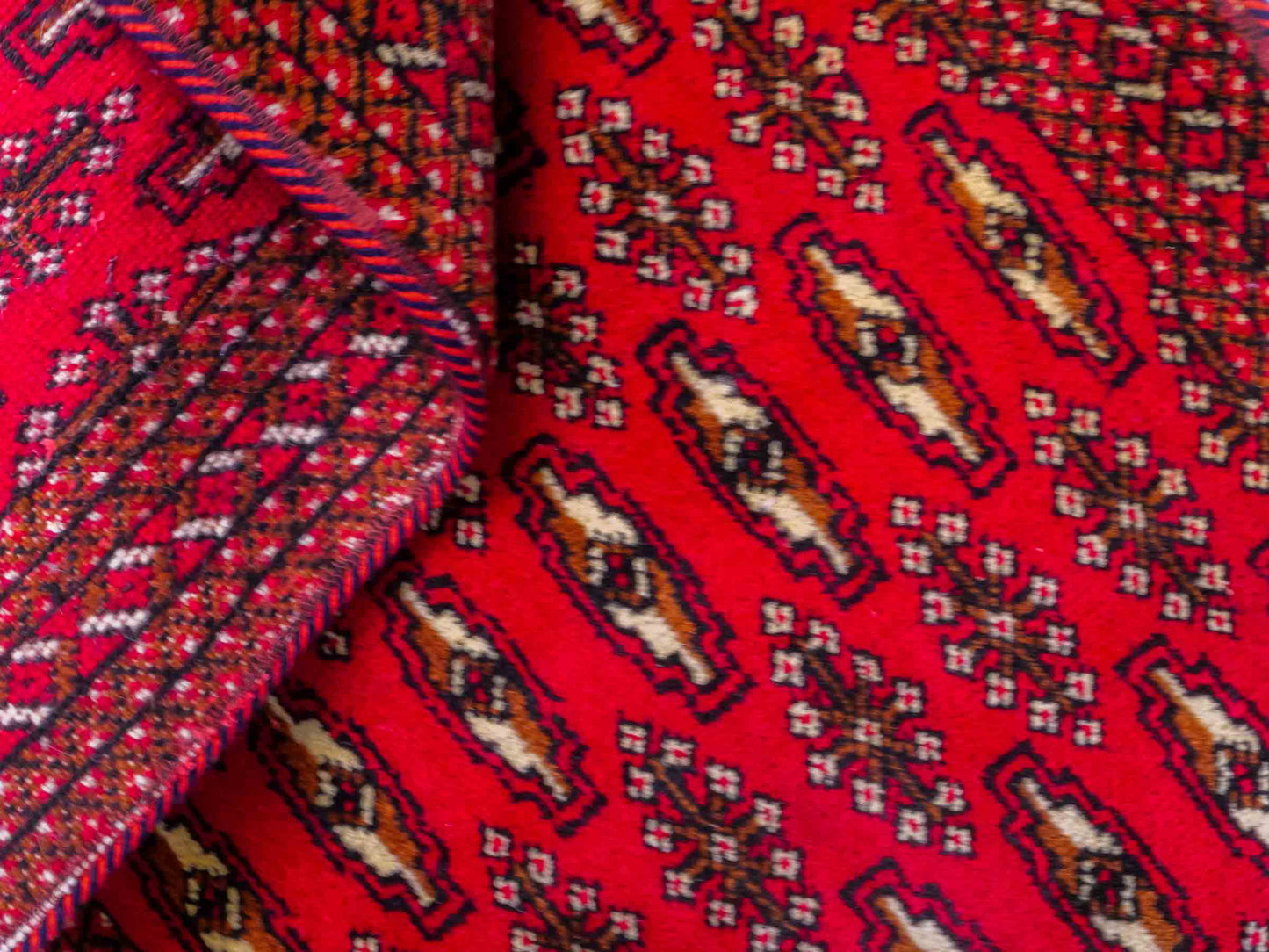 Handgeknüpfter Vintage Turkaman Nomadenteppich von Khademi aus Wolle, rot. Bukhara Allover-Design. Von Hand geknüpft in Iran. Größe: 130 cm x 60 cm. Teppichnummer: DB3-1025. Verkauf durch Jupiter Intl.
