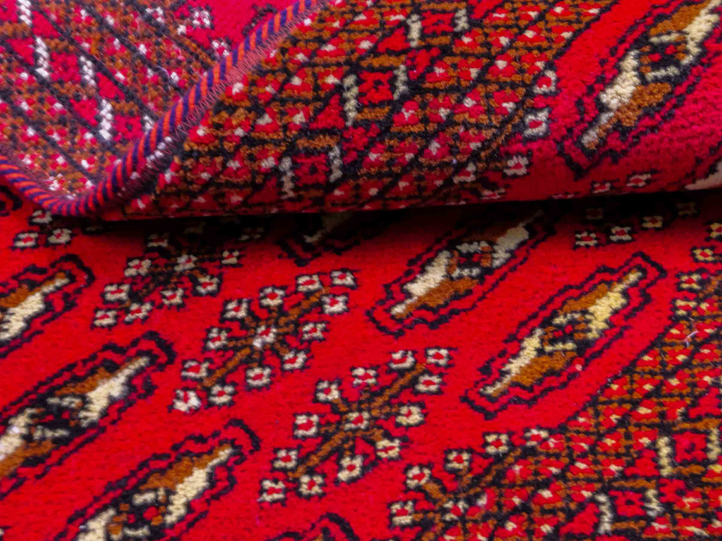 Handgeknüpfter Vintage Turkaman Nomadenteppich von Khademi aus Wolle, rot. Bukhara Allover-Design. Von Hand geknüpft in Iran. Größe: 130 cm x 60 cm. Teppichnummer: DB3-1025. Verkauf durch Jupiter Intl.