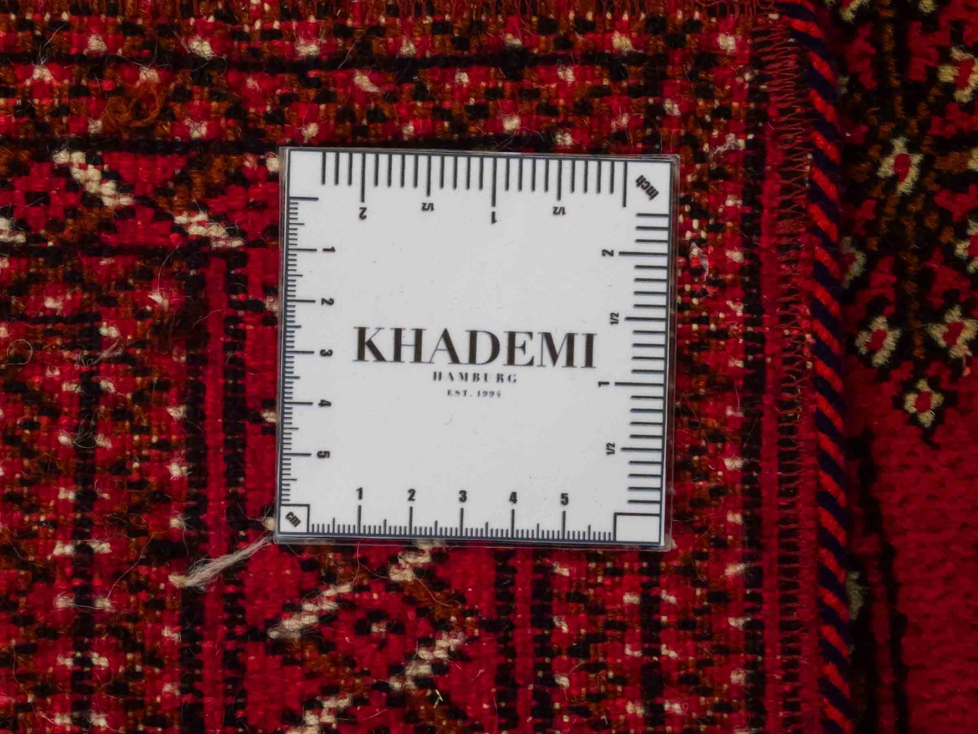 Handgeknüpfter Vintage Turkaman Nomadenteppich von Khademi aus Wolle, rot. Bukhara Allover-Design. Von Hand geknüpft in Iran. Größe: 130 cm x 60 cm. Teppichnummer: DB3-1025. Verkauf durch Jupiter Intl.