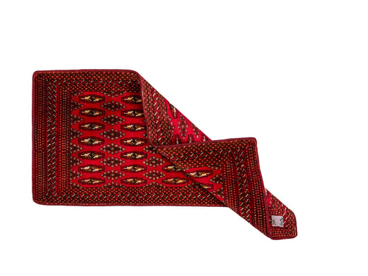 Handgeknüpfter Vintage Turkaman Nomadenteppich von Khademi aus Wolle, rot. Bukhara Allover-Design. Von Hand geknüpft in Iran. Größe: 130 cm x 60 cm. Teppichnummer: DB3-1025. Verkauf durch Jupiter Intl.