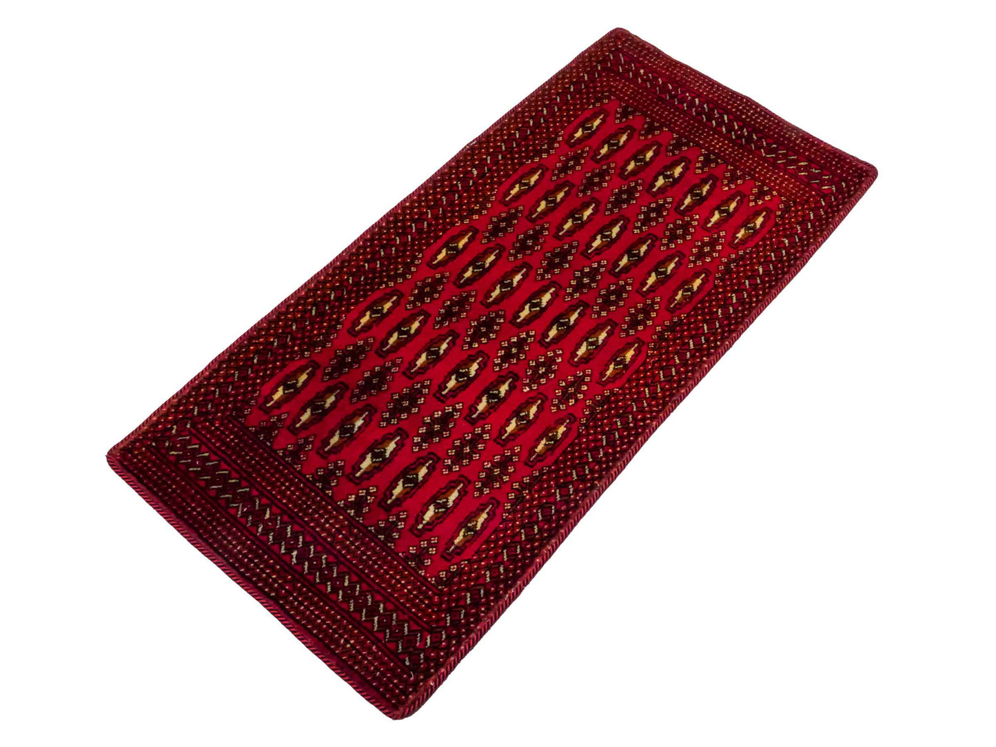 Handgeknüpfter Vintage Turkaman Nomadenteppich von Khademi aus Wolle, rot. Bukhara Allover-Design. Von Hand geknüpft in Iran. Größe: 130 cm x 60 cm. Teppichnummer: DB3-1025. Verkauf durch Jupiter Intl.