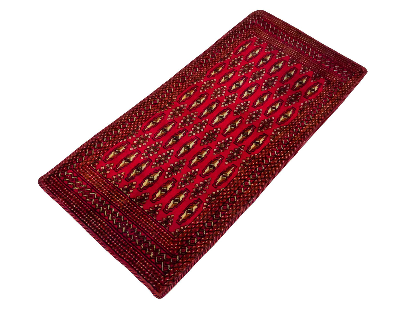Handgeknüpfter Vintage Turkaman Nomadenteppich von Khademi aus Wolle, rot. Bukhara Allover-Design. Von Hand geknüpft in Iran. Größe: 130 cm x 60 cm. Teppichnummer: DB3-1025. Verkauf durch Jupiter Intl.