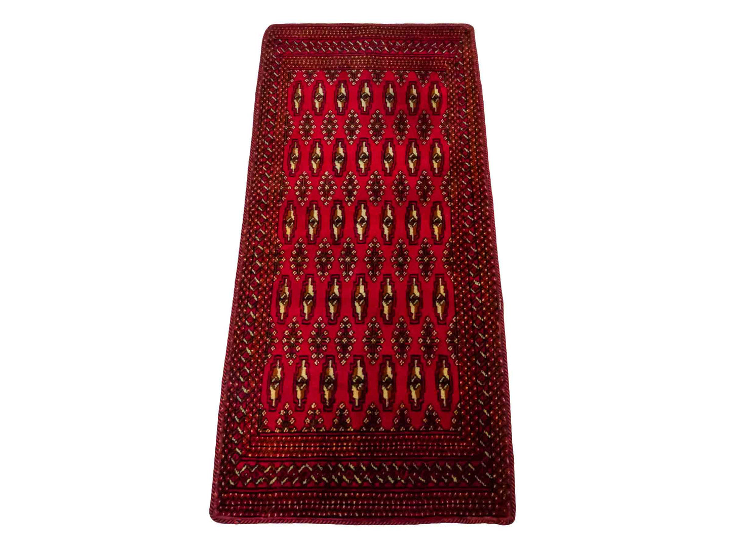 Handgeknüpfter Vintage Turkaman Nomadenteppich von Khademi aus Wolle, rot. Bukhara Allover-Design. Von Hand geknüpft in Iran. Größe: 130 cm x 60 cm. Teppichnummer: DB3-1025. Verkauf durch Jupiter Intl.