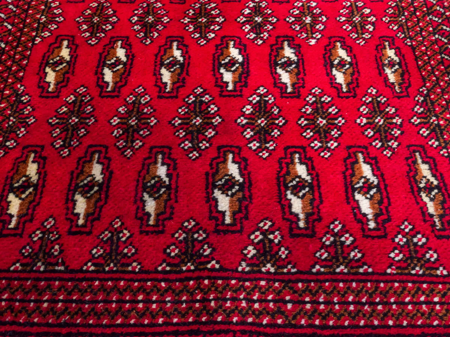 Handgeknüpfter Vintage Turkaman Nomadenteppich von Khademi aus Wolle, rot. Bukhara Allover-Design. Von Hand geknüpft in Iran. Größe: 130 cm x 60 cm. Teppichnummer: DB3-1025. Verkauf durch Jupiter Intl.