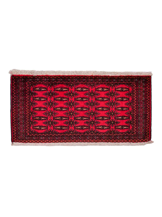 Handgeknüpfter Vintage Turkaman Nomadenteppich von Khademi aus Wolle, rot. Bukhara Allover-Design. Von Hand geknüpft in Iran. Größe: 115 cm x 50 cm. Teppichnummer: DB3-1013. Verkauf durch Jupiter Intl.