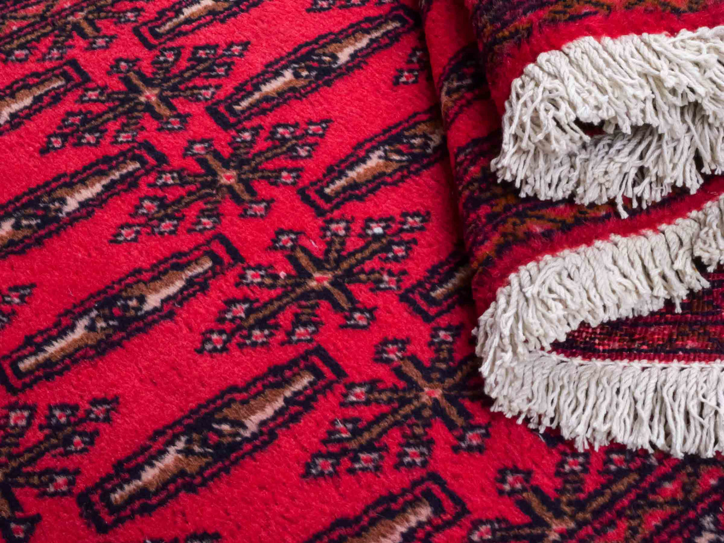 Handgeknüpfter Vintage Turkaman Nomadenteppich von Khademi aus Wolle, rot. Bukhara Allover-Design. Von Hand geknüpft in Iran. Größe: 115 cm x 50 cm. Teppichnummer: DB3-1013. Verkauf durch Jupiter Intl.