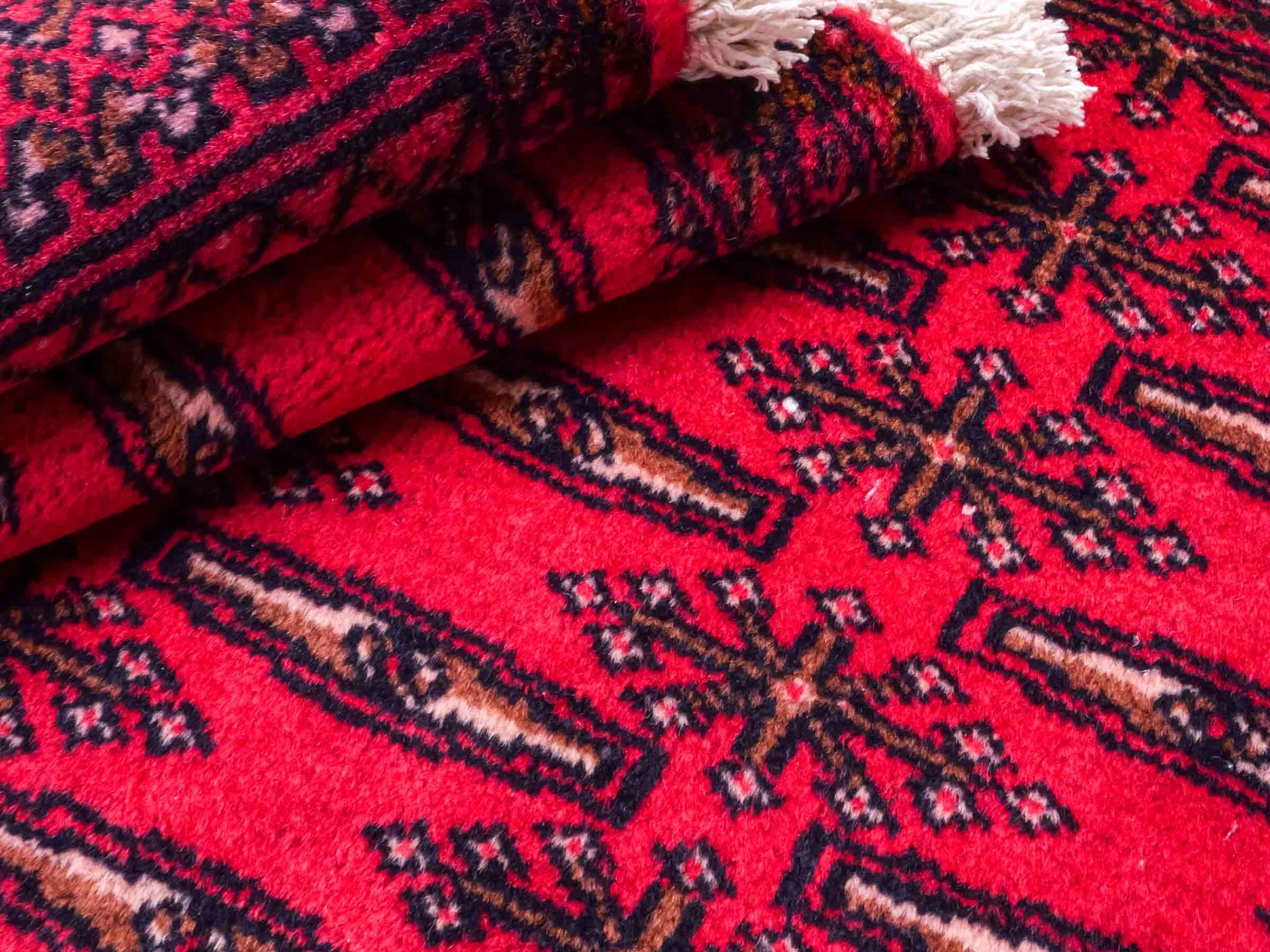 Handgeknüpfter Vintage Turkaman Nomadenteppich von Khademi aus Wolle, rot. Bukhara Allover-Design. Von Hand geknüpft in Iran. Größe: 115 cm x 50 cm. Teppichnummer: DB3-1013. Verkauf durch Jupiter Intl.