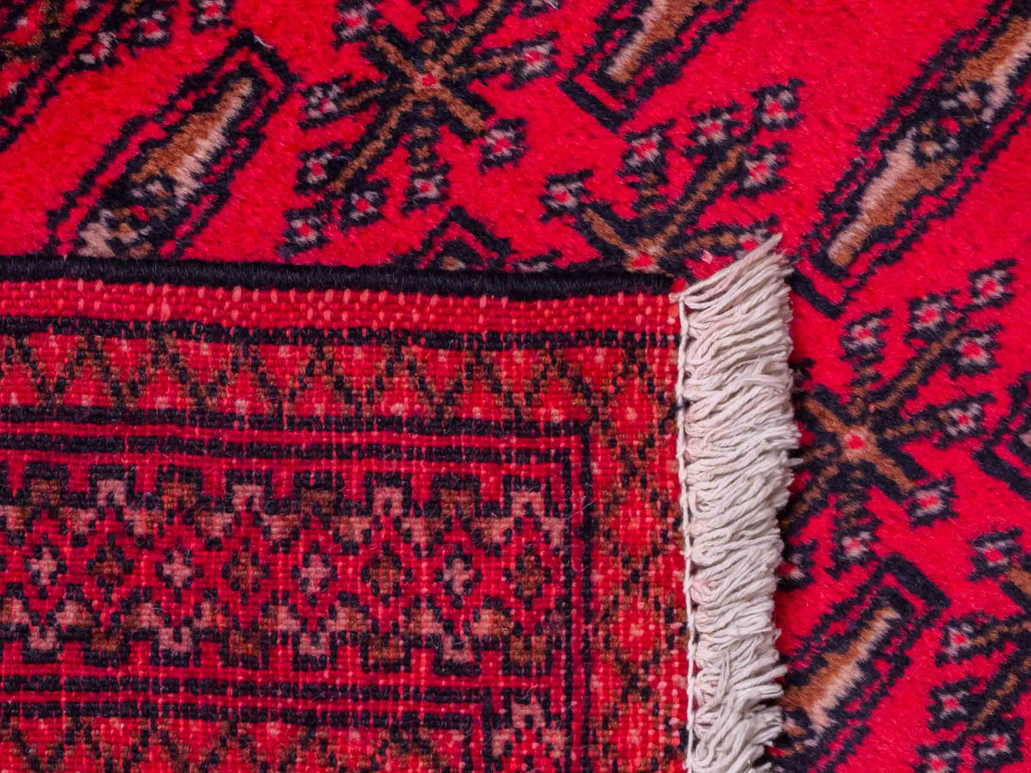 Handgeknüpfter Vintage Turkaman Nomadenteppich von Khademi aus Wolle, rot. Bukhara Allover-Design. Von Hand geknüpft in Iran. Größe: 115 cm x 50 cm. Teppichnummer: DB3-1013. Verkauf durch Jupiter Intl.