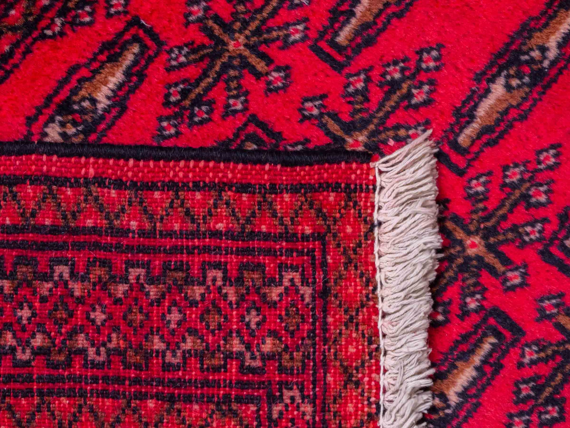 Handgeknüpfter Vintage Turkaman Nomadenteppich von Khademi aus Wolle, rot. Bukhara Allover-Design. Von Hand geknüpft in Iran. Größe: 115 cm x 50 cm. Teppichnummer: DB3-1013. Verkauf durch Jupiter Intl.
