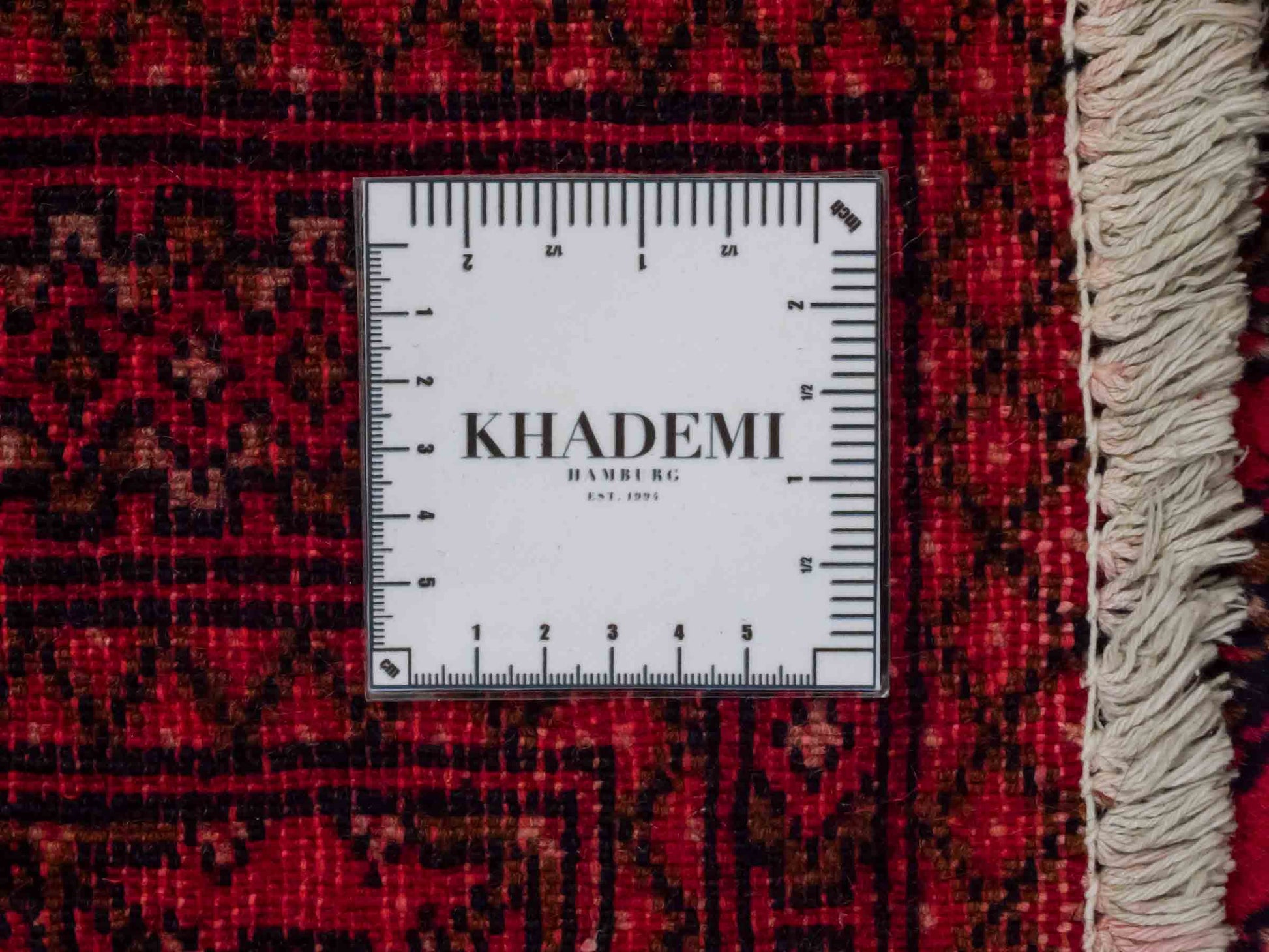 Handgeknüpfter Vintage Turkaman Nomadenteppich von Khademi aus Wolle, rot. Bukhara Allover-Design. Von Hand geknüpft in Iran. Größe: 115 cm x 50 cm. Teppichnummer: DB3-1013. Verkauf durch Jupiter Intl.