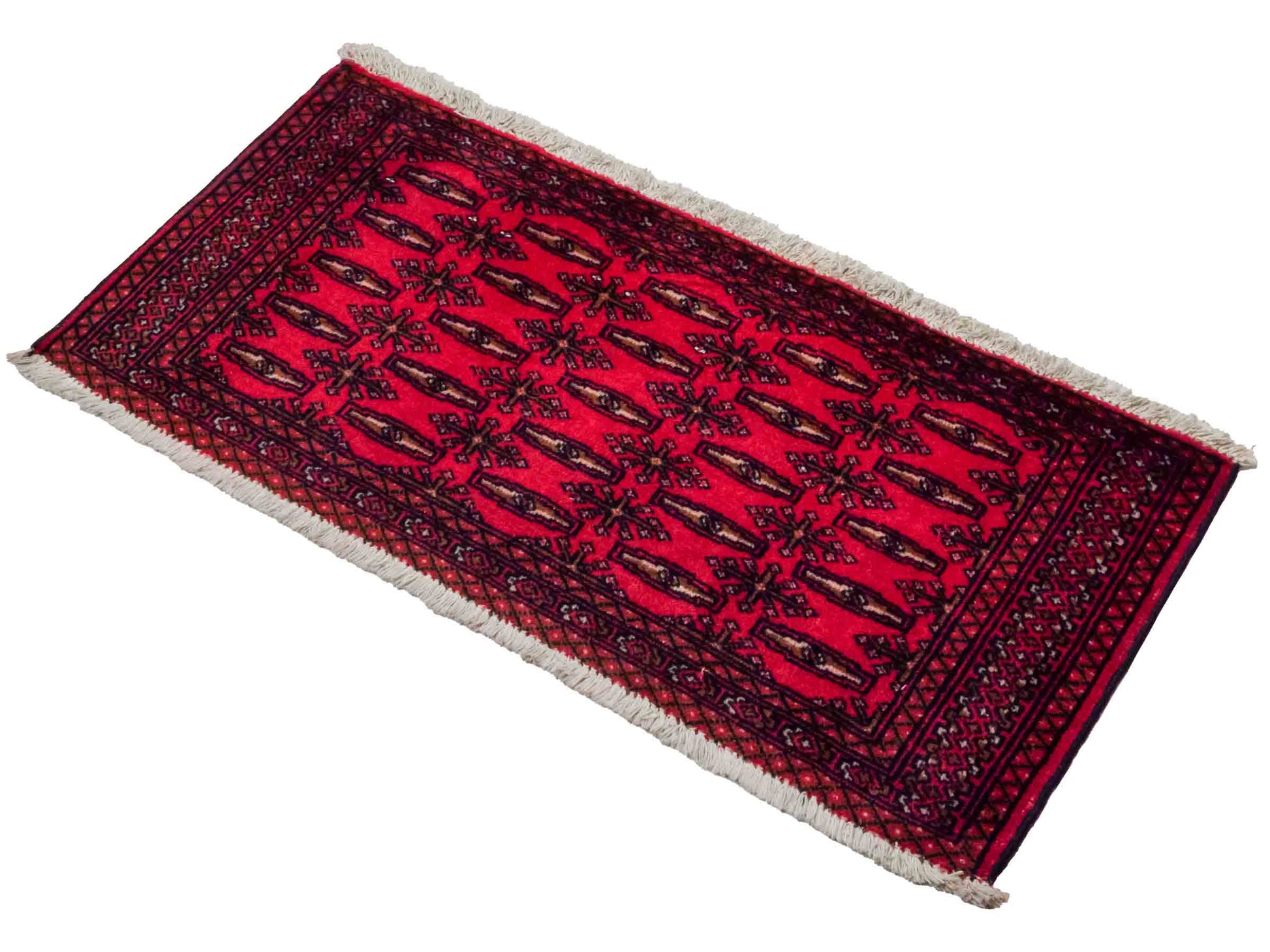 Handgeknüpfter Vintage Turkaman Nomadenteppich von Khademi aus Wolle, rot. Bukhara Allover-Design. Von Hand geknüpft in Iran. Größe: 115 cm x 50 cm. Teppichnummer: DB3-1013. Verkauf durch Jupiter Intl.