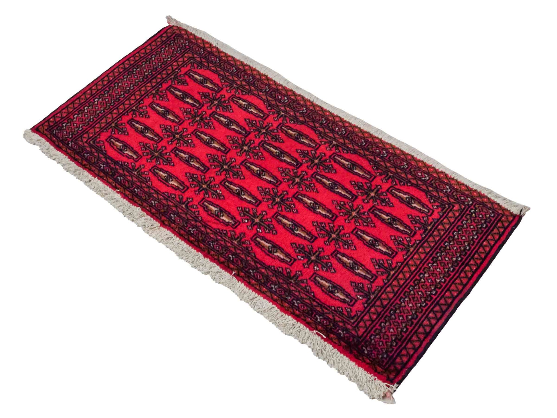 Handgeknüpfter Vintage Turkaman Nomadenteppich von Khademi aus Wolle, rot. Bukhara Allover-Design. Von Hand geknüpft in Iran. Größe: 115 cm x 50 cm. Teppichnummer: DB3-1013. Verkauf durch Jupiter Intl.