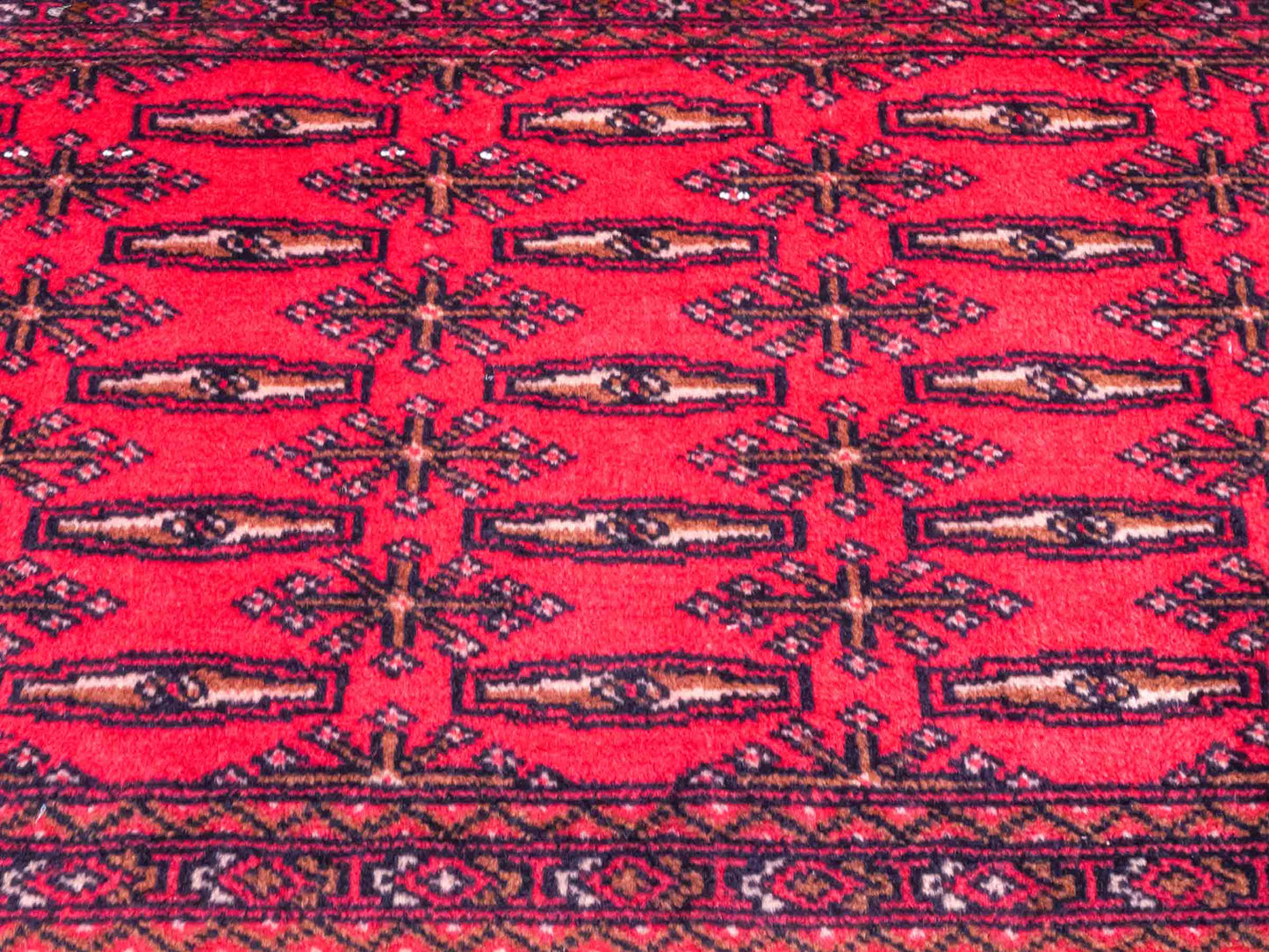 Handgeknüpfter Vintage Turkaman Nomadenteppich von Khademi aus Wolle, rot. Bukhara Allover-Design. Von Hand geknüpft in Iran. Größe: 115 cm x 50 cm. Teppichnummer: DB3-1013. Verkauf durch Jupiter Intl.