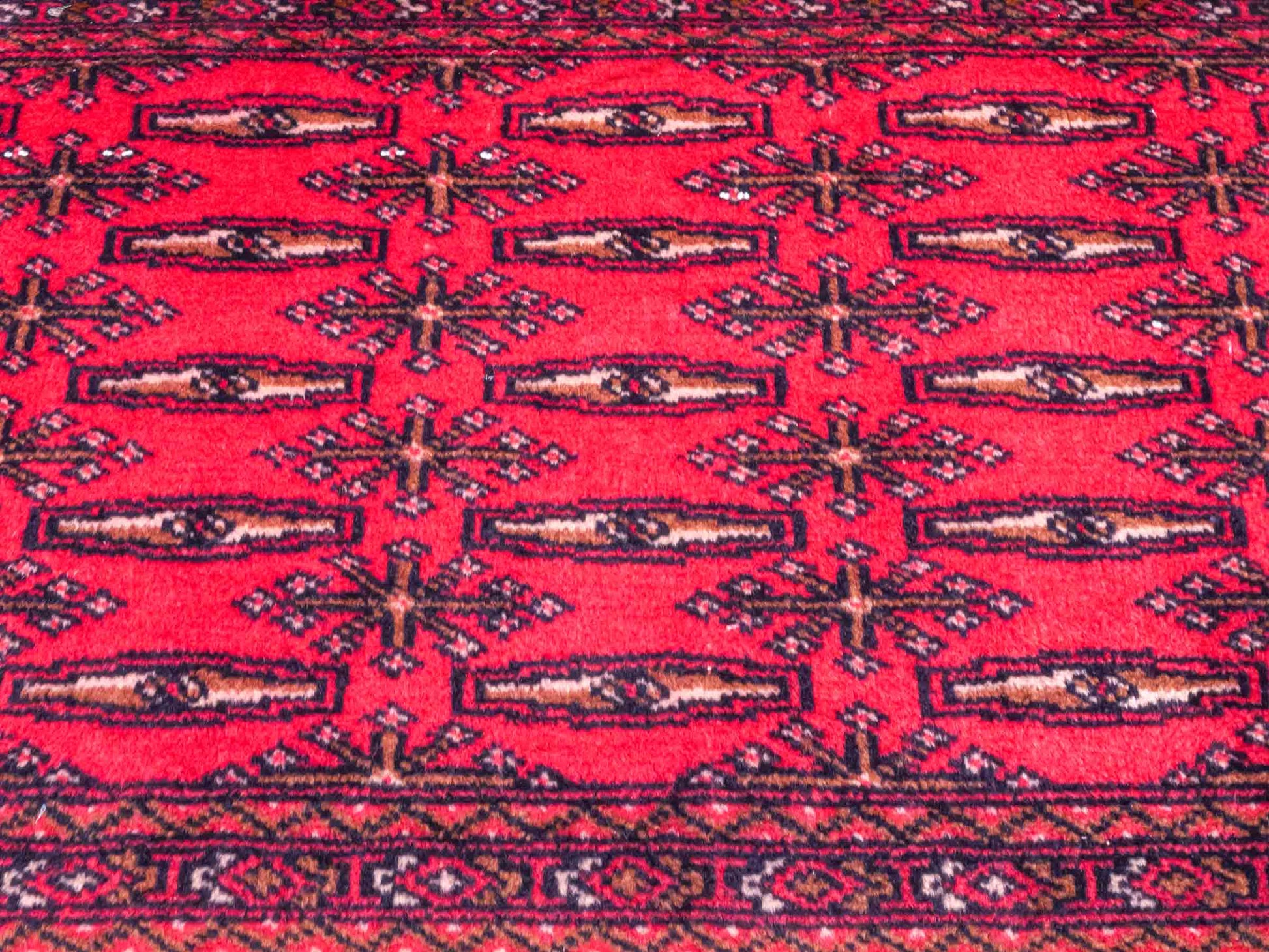 Handgeknüpfter Vintage Turkaman Nomadenteppich von Khademi aus Wolle, rot. Bukhara Allover-Design. Von Hand geknüpft in Iran. Größe: 115 cm x 50 cm. Teppichnummer: DB3-1013. Verkauf durch Jupiter Intl.