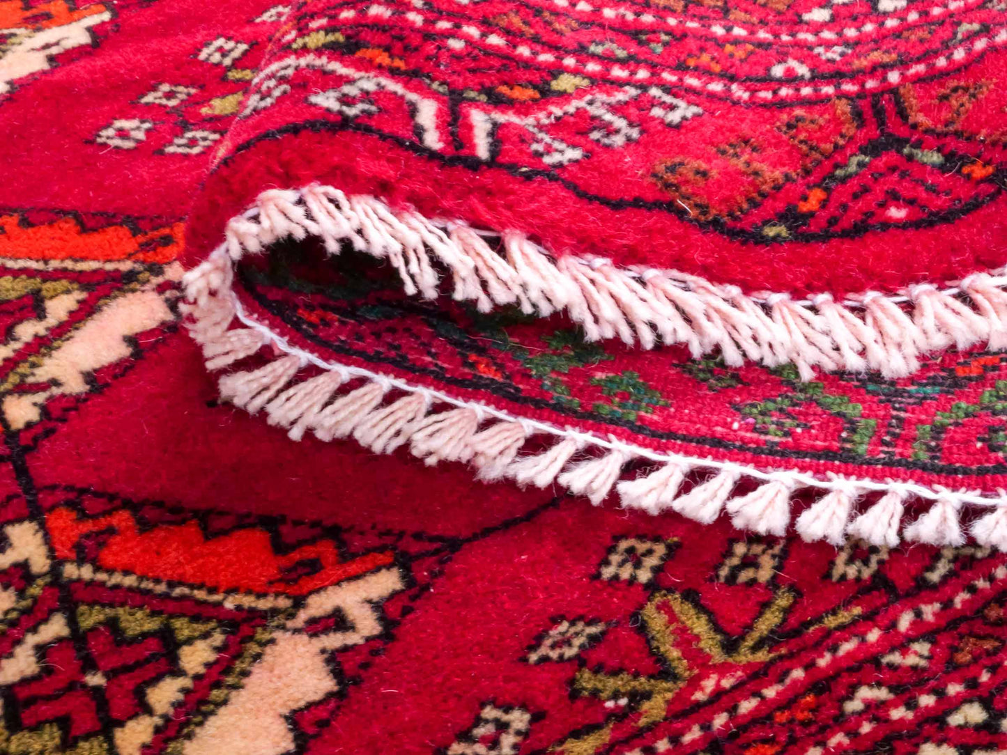 Handgeknüpfter Vintage Turkaman Nomadenteppich von Khademi aus Wolle, rot. Bukhara Allover-Design. Von Hand geknüpft in Iran. Größe: 55 cm x 115 cm. Teppichnummer: DB3-1014. Verkauf durch Jupiter Intl.