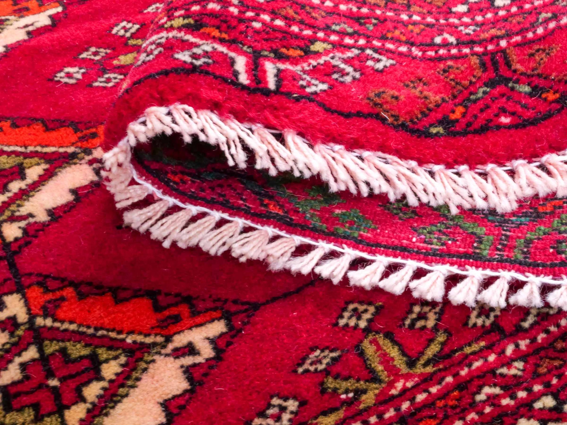 Handgeknüpfter Vintage Turkaman Nomadenteppich von Khademi aus Wolle, rot. Bukhara Allover-Design. Von Hand geknüpft in Iran. Größe: 55 cm x 115 cm. Teppichnummer: DB3-1014. Verkauf durch Jupiter Intl.